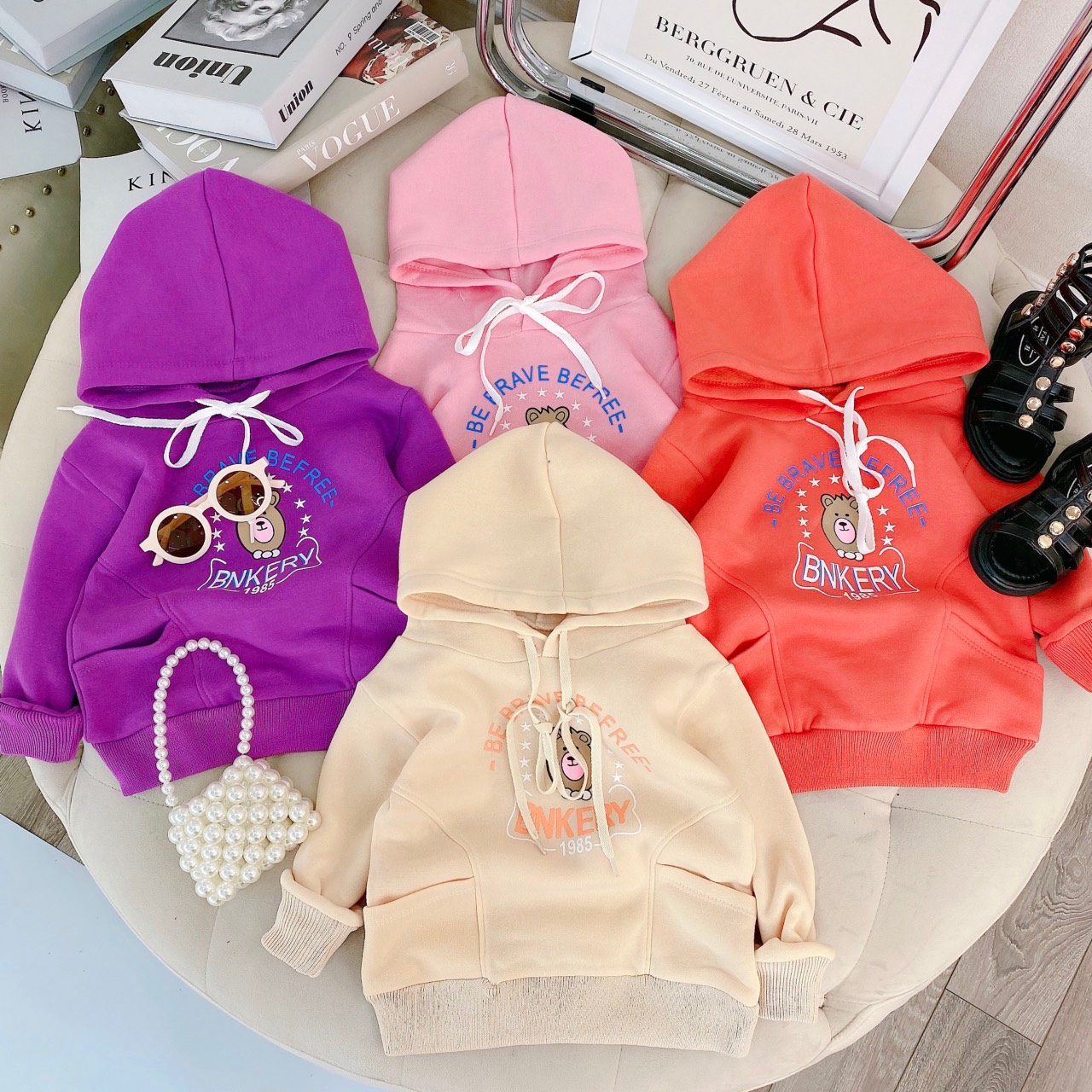 ÁO HOODIE CHO BÉ TRAI BÉ GÁI, CHUI ĐẦU, TAY DÀI CÓ BO THUN KÈM MŨ/ NÓN, CÓ 2 TÚI, CHẤT THUN NỈ BÔNG MỊN MÀNG, ÊM ÁI, THỜI TRANG THU ĐÔNG SIÊU HOT CHO TRẺ EM: