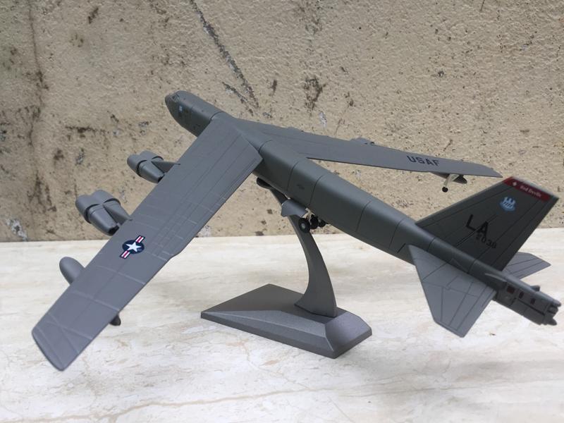 [Hcm]B-52 Bomber Model 1:200