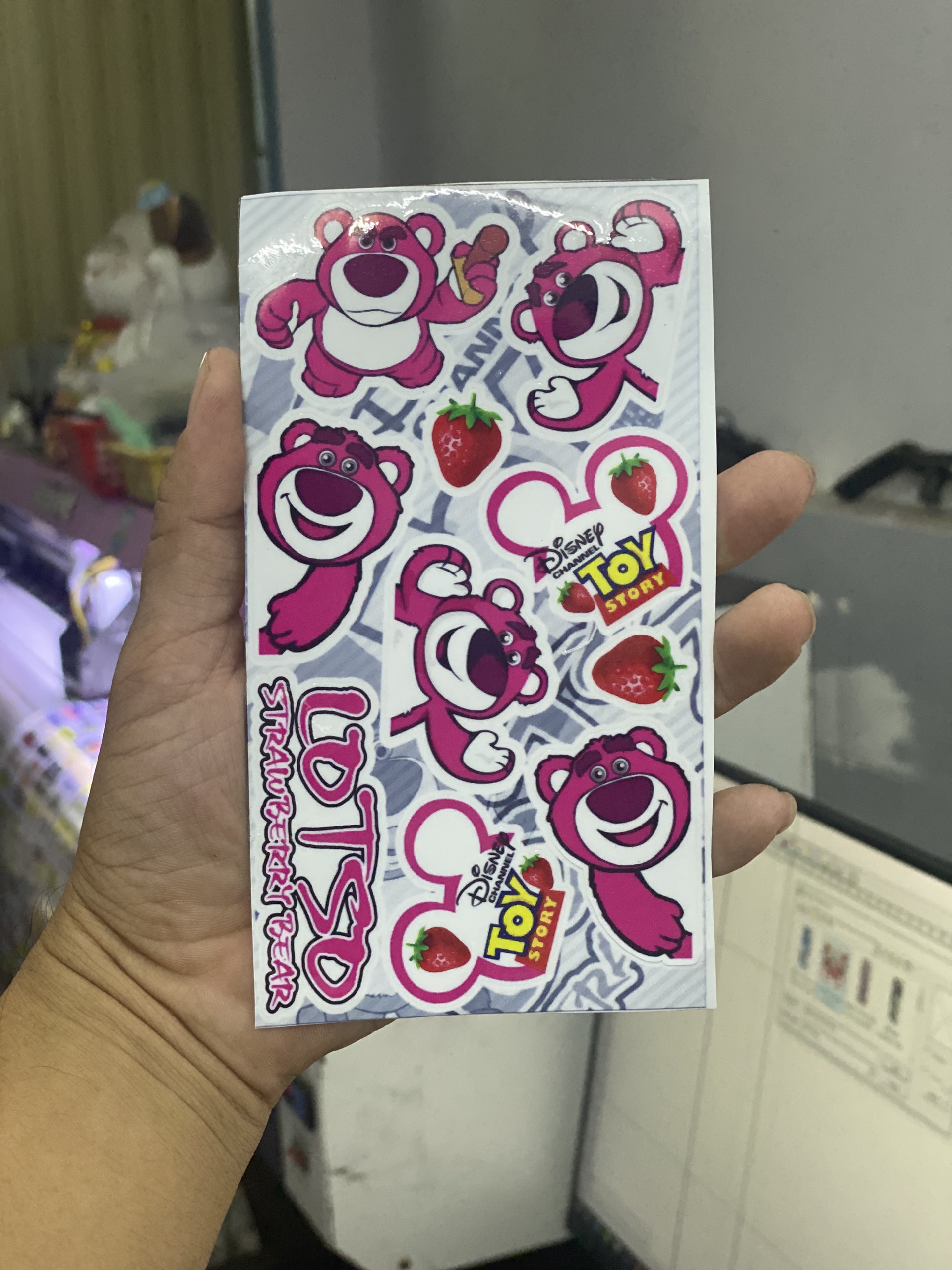 Tem logo gấu dâu lotso mini 12x17cm