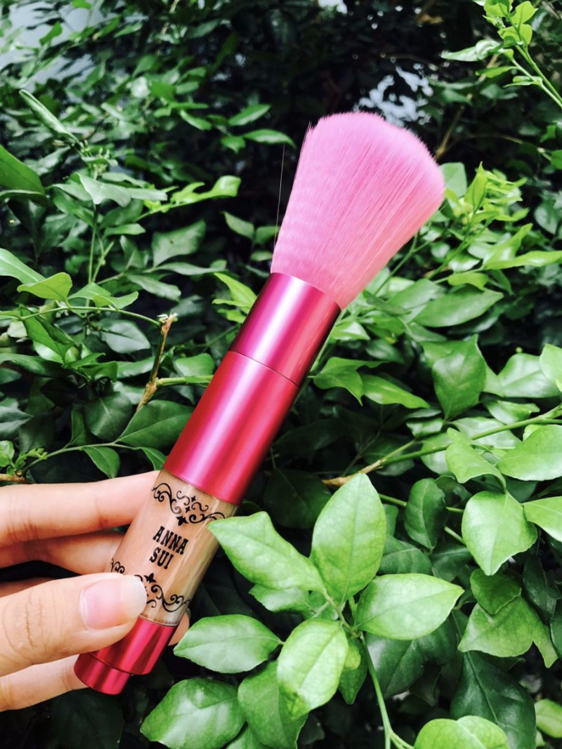 Phấn phủ makeup body và cọ tán Anna Sui cao cấp