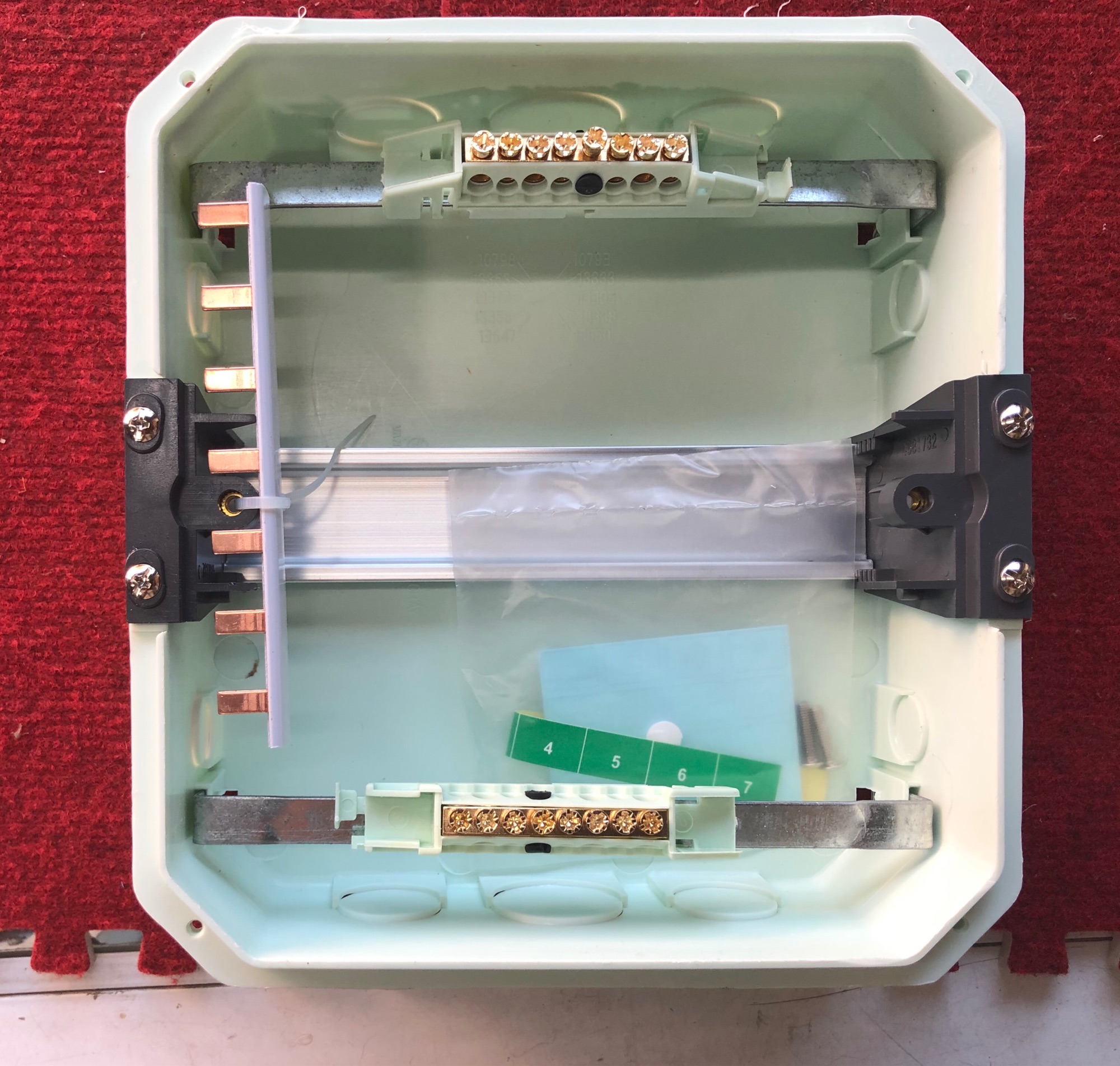 Tủ điện âm tường 4/8 Sino E4FC4/8LA