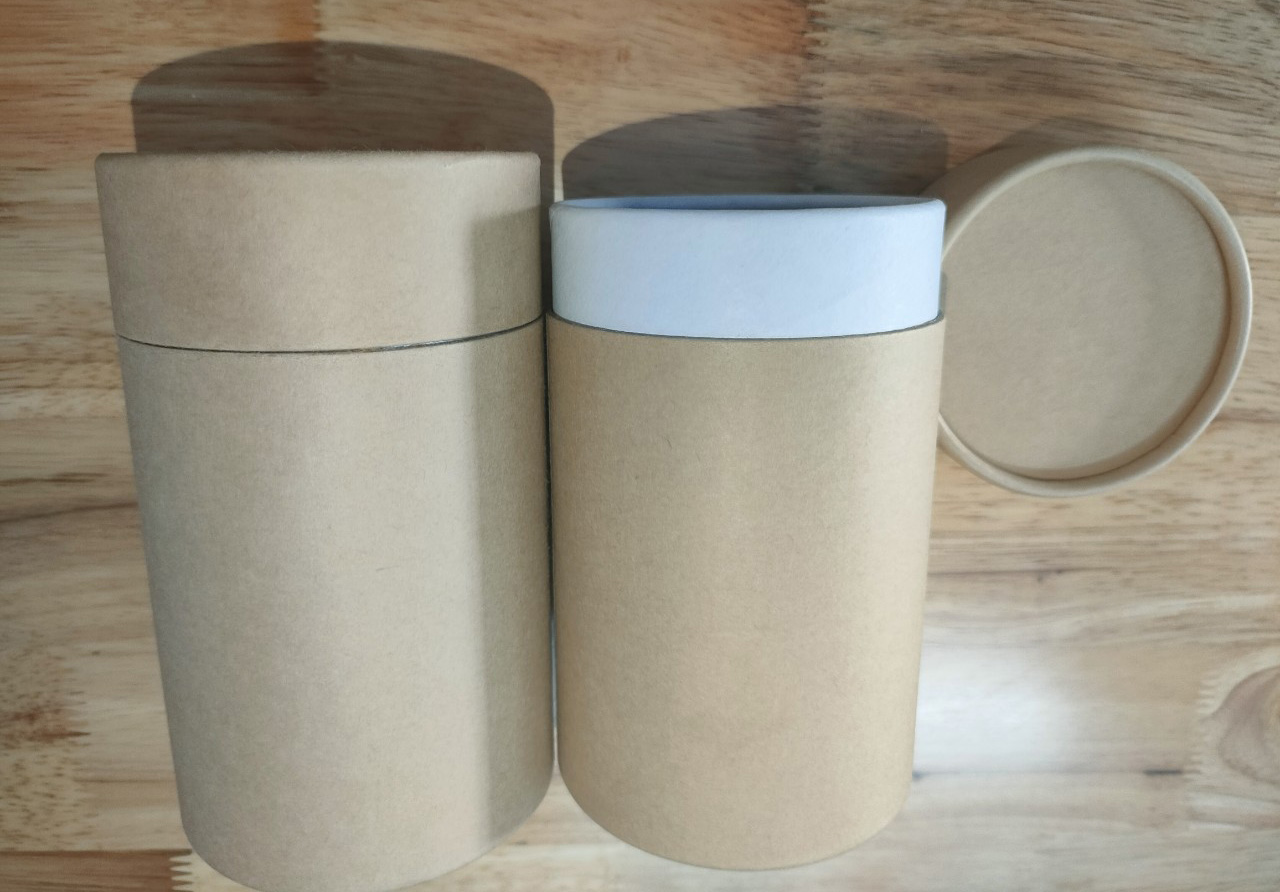 Round paper box for food 6.5x16cm. Kraft paper boxes are available in HCMC, Kraft boxes for cakes, Kraft paper boxes for food, Kraft paper boxes in HCMC, Round kraft boxes, Kraft paper boxes with handles, Kraft paper boxes for tea