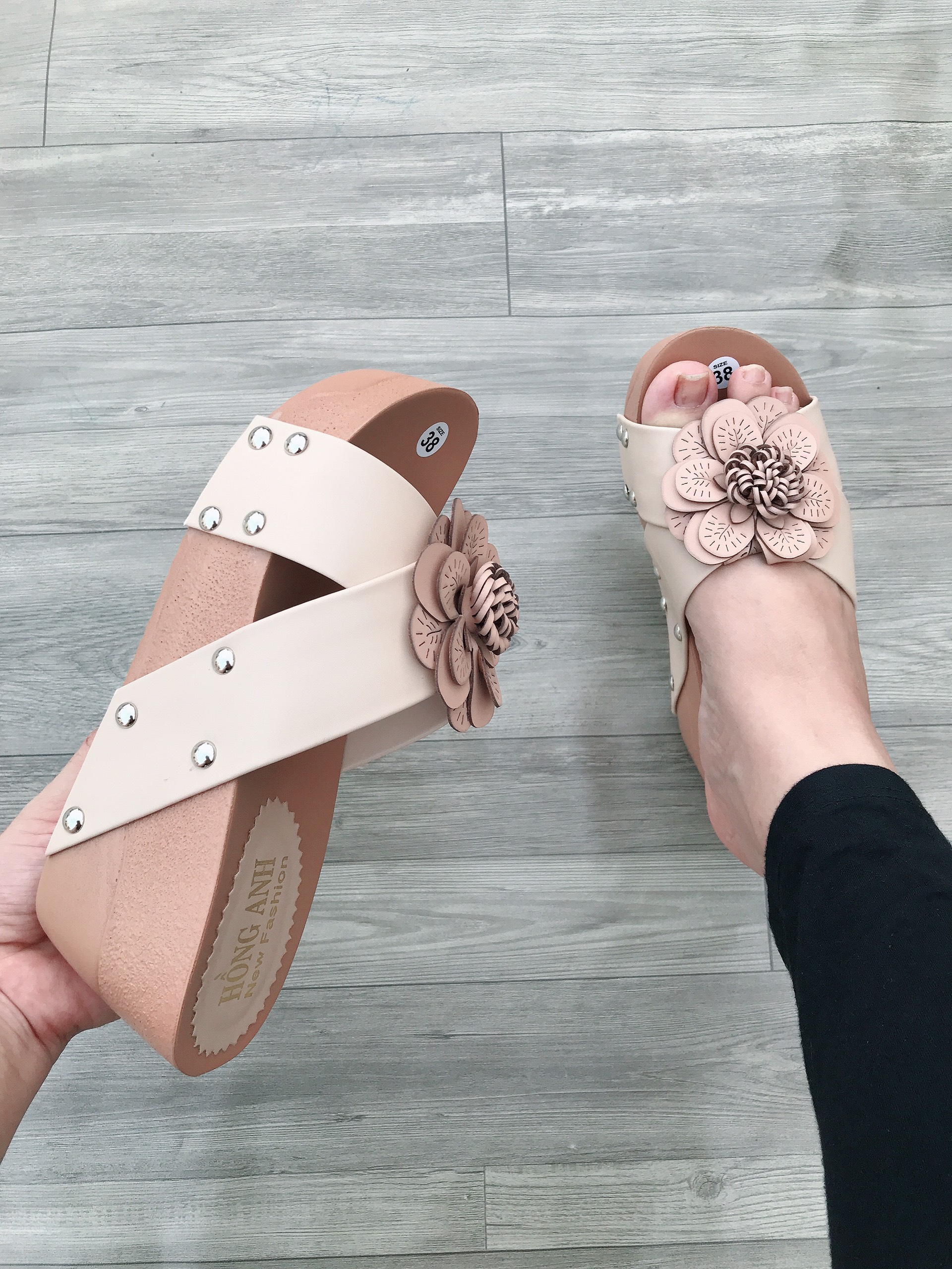 Dép xuồng quai chéo gắn hoa guốc đế xuồng cực hot (FORM NHỎ TĂNG SIZE)