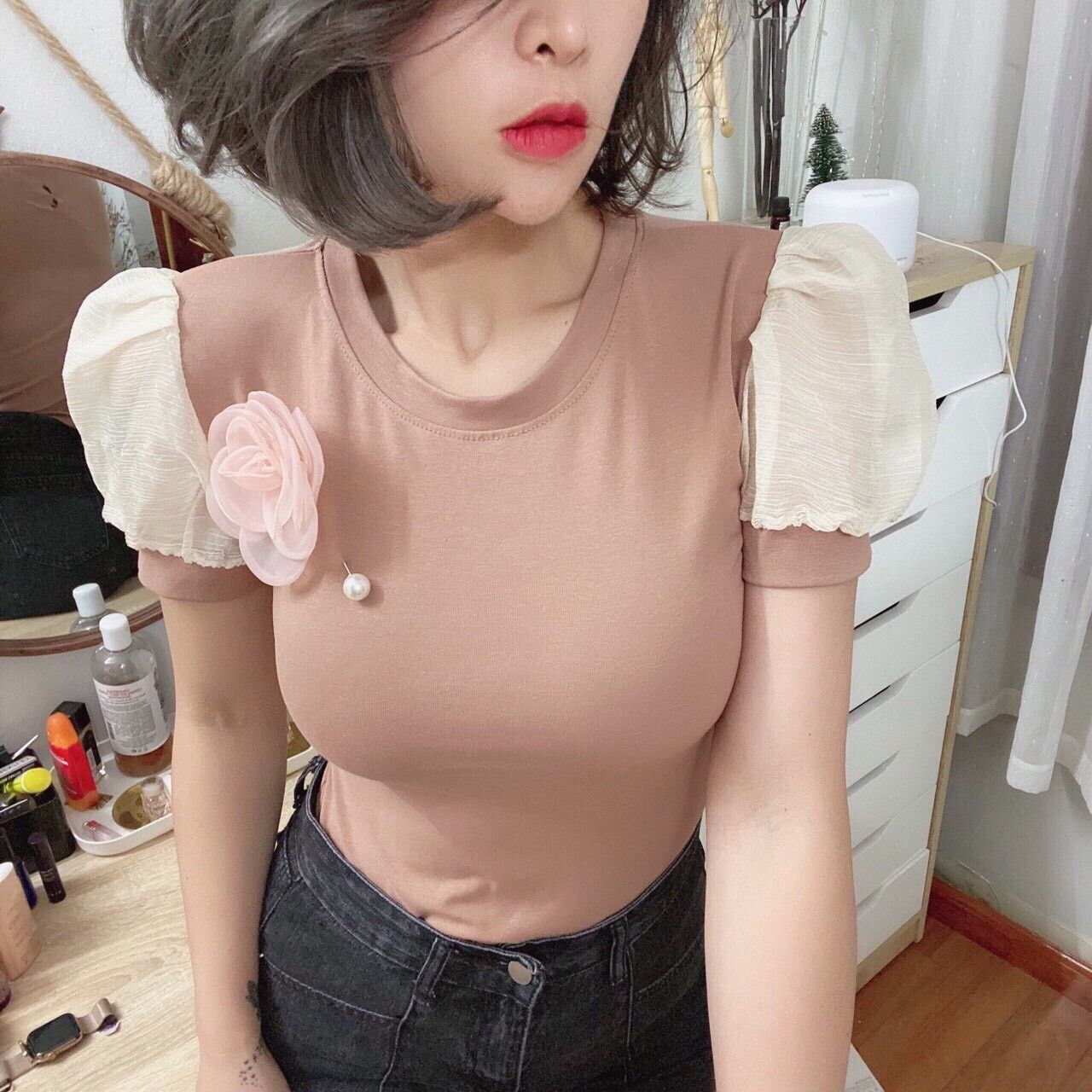 Áo thun tay phồng cổ tròn nơ ngực