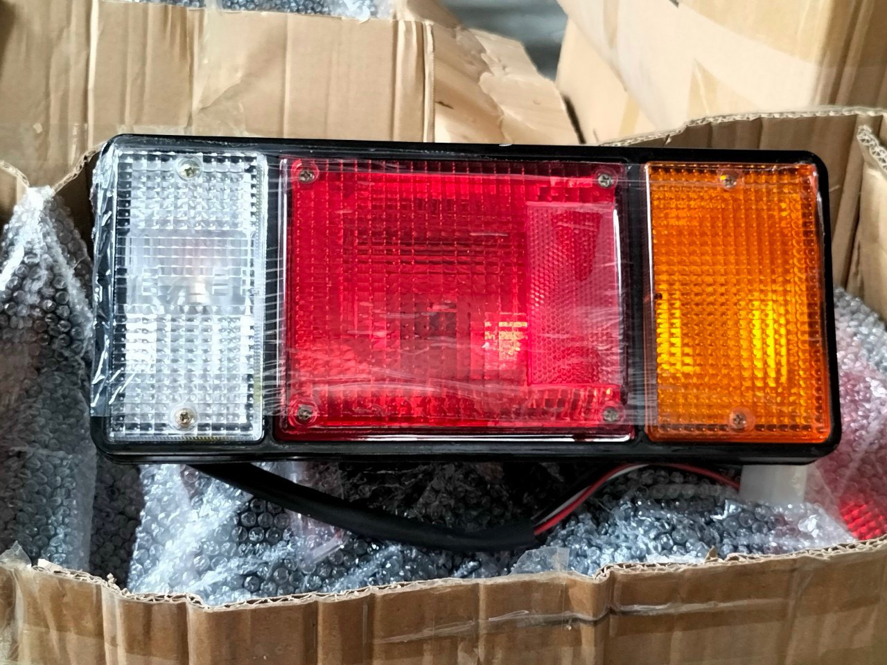 1 Đèn hậu ô tô 3 nắp lệch hàng dày