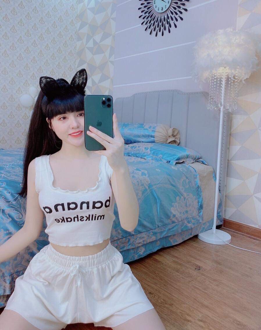[HCM]Áo thun cổ vuông sát nách in chữ crop top 40k