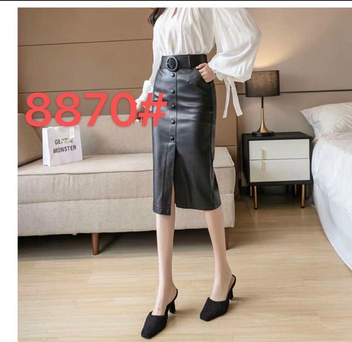 8855 . Chân váy da dáng ôm , dài qua gối , cv dài 63 cm , xẻ trước