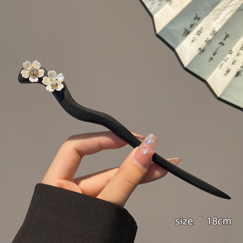 Trâm cài gỗ đính hoa cổ điển sang trọng Tatitava