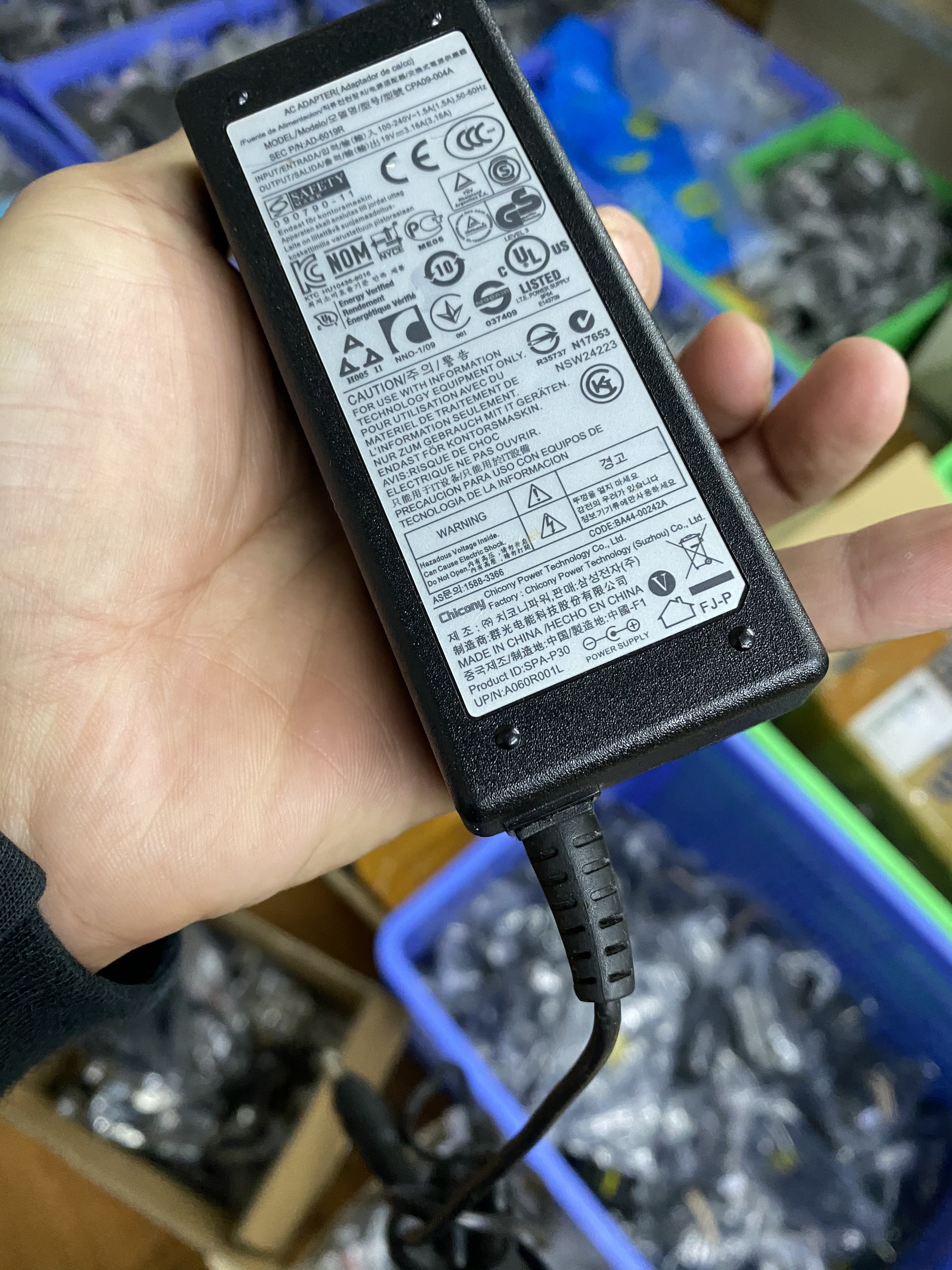 Sạc laptop samsung 19v 3.16A