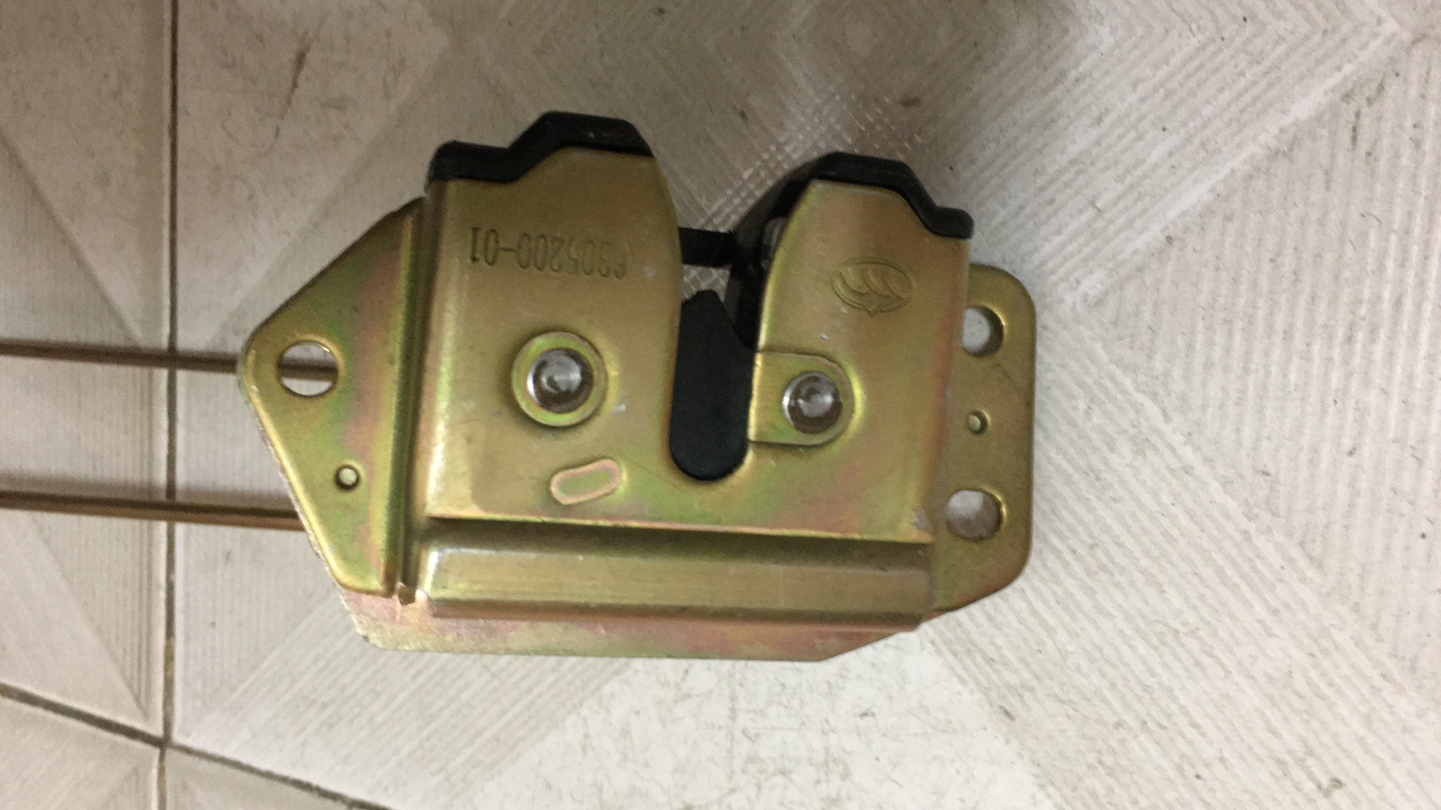 Khóa ngậm cốp sau Dongben X30