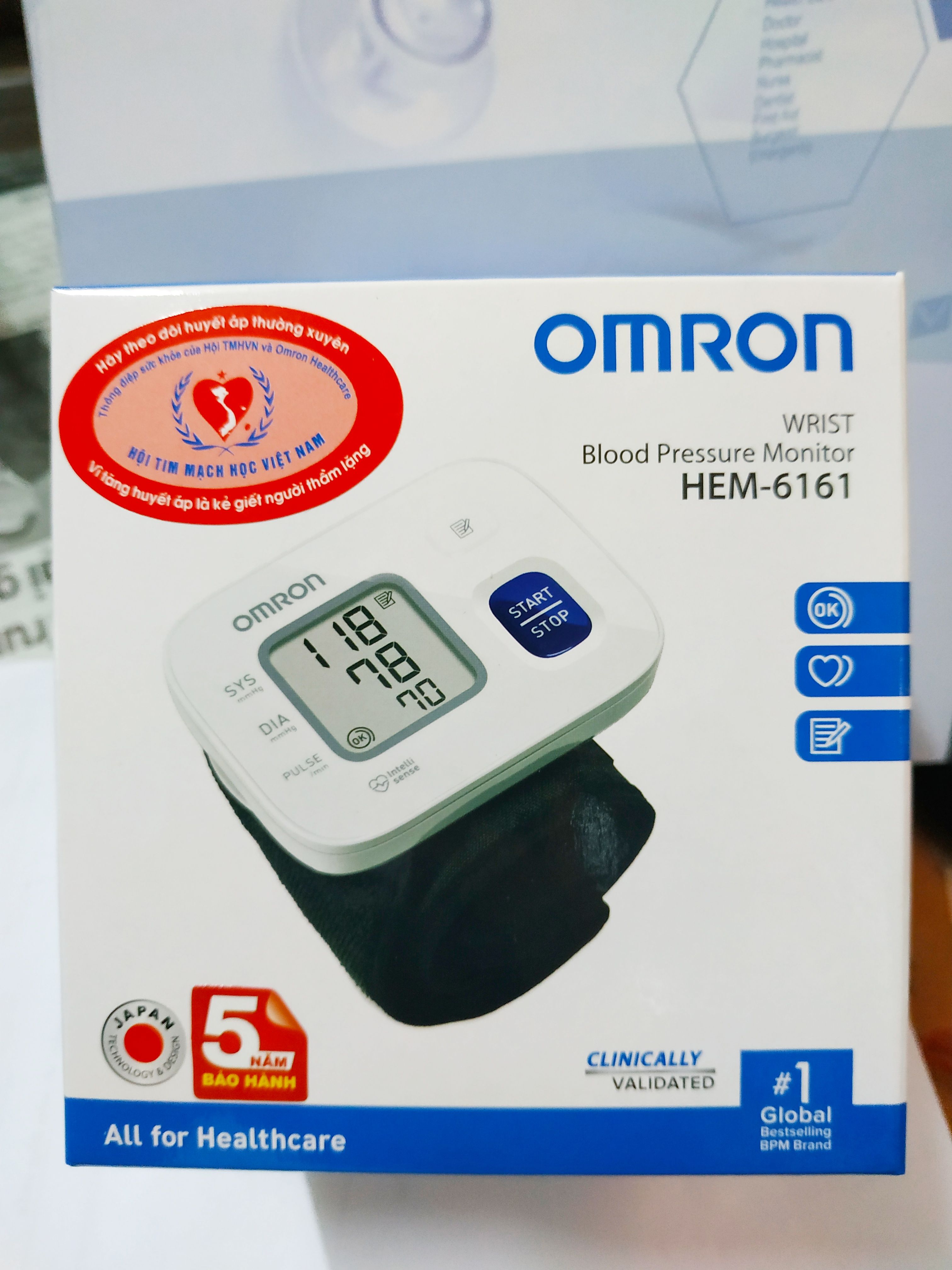 Máy đo huyết áp cổ tay OMRON HEM 6161 Mới