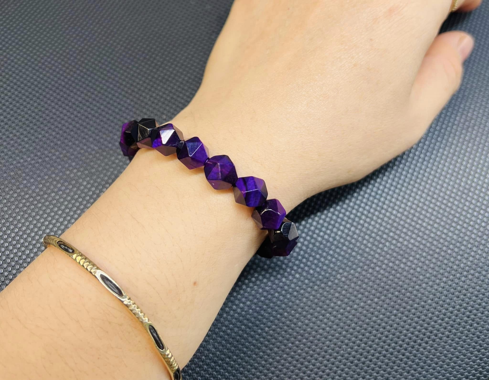 Vòng tay đá mắt hổ tím hạt cắt giác size 10li