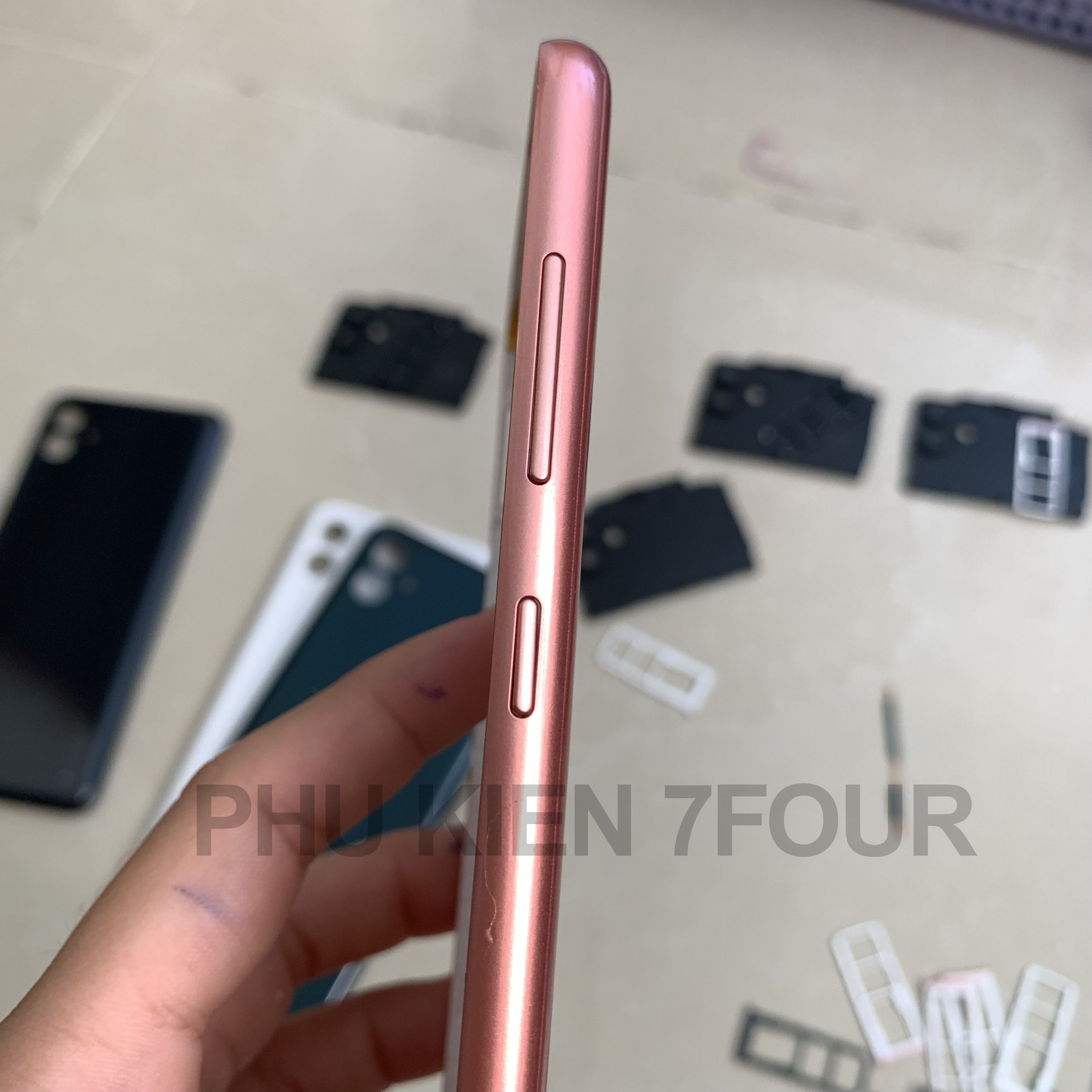 Vỏ Nắp Lưng Samsung A04 Có Kính Camera Và Nút - 7Four