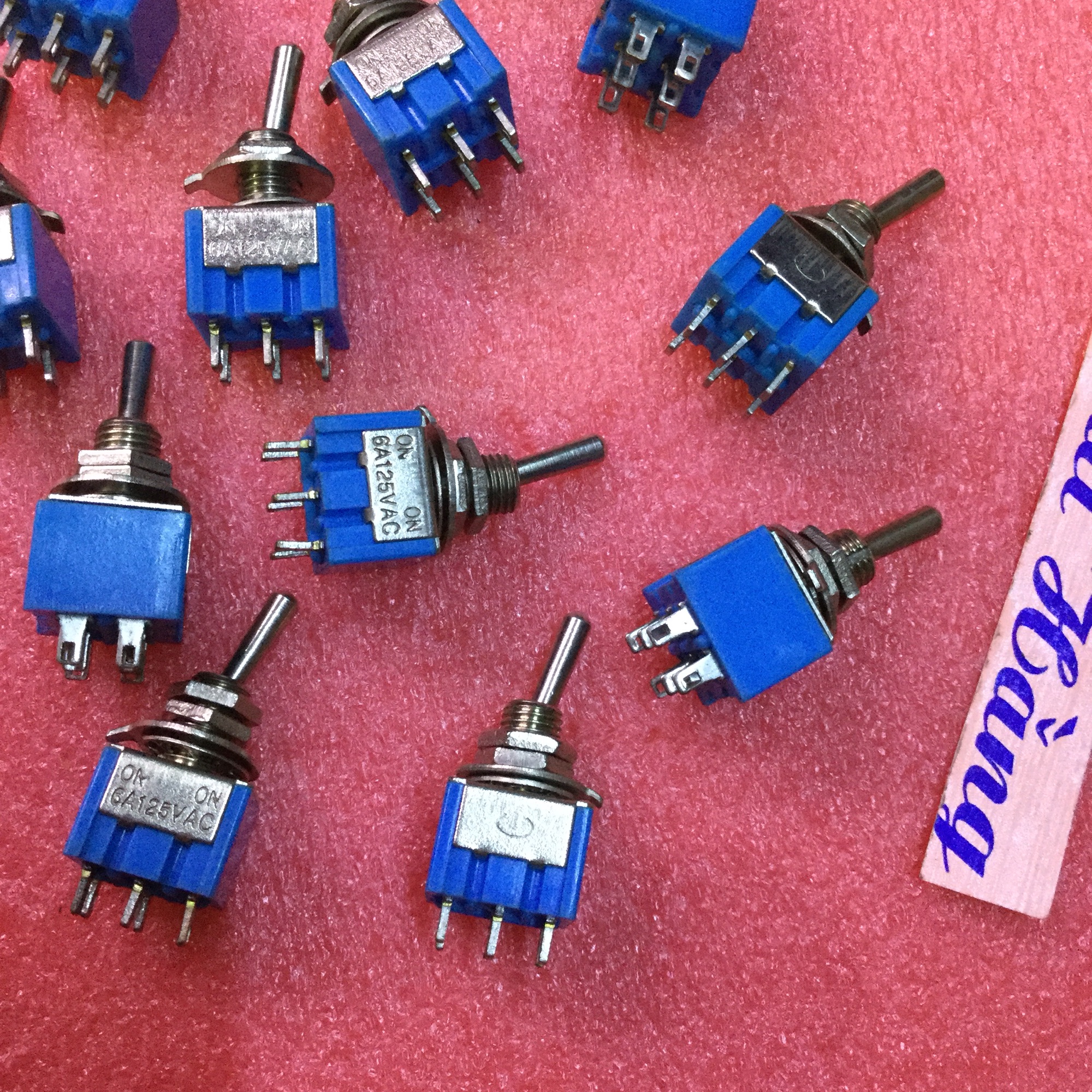 Công tắc ON-OFF-ON /6 chân (10 chiếc )