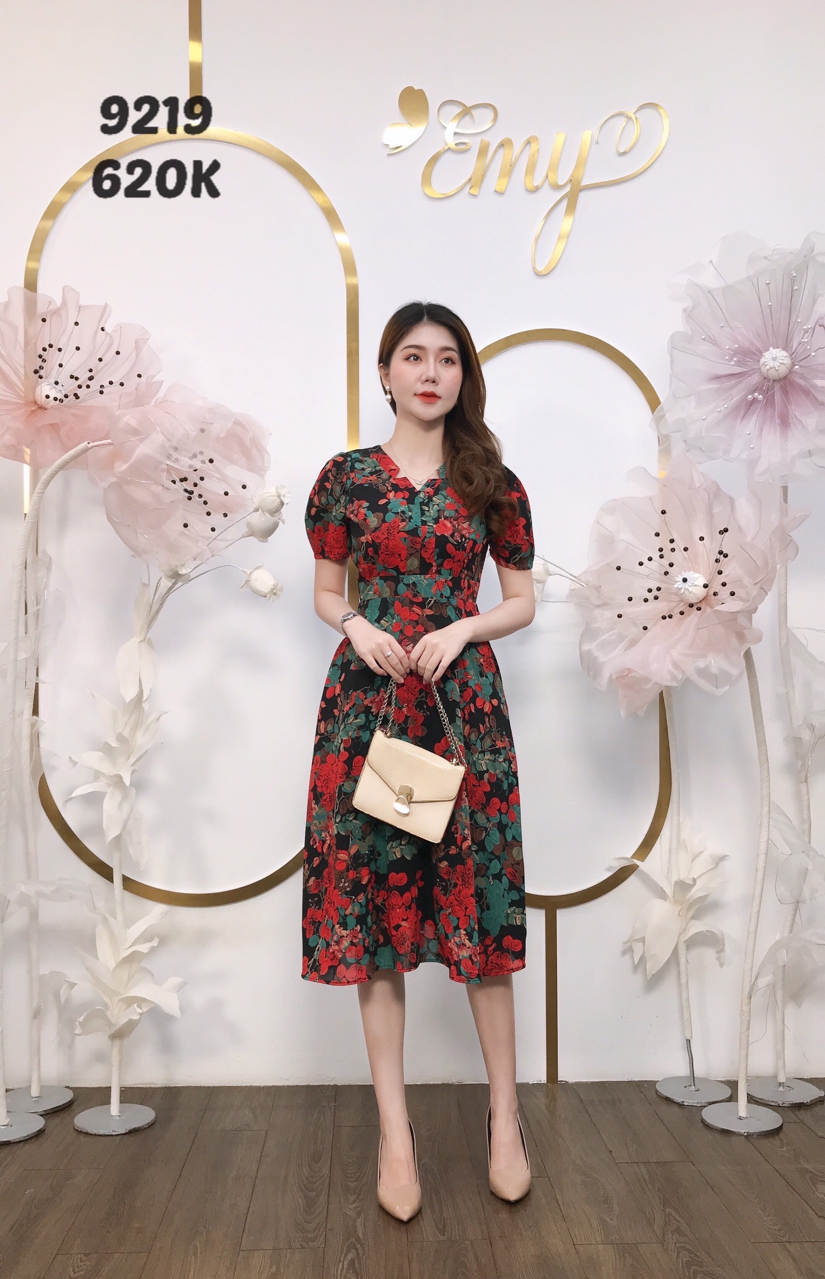 Đầm EMY EM9219 Xoè Cổ V Hoa Đỏ