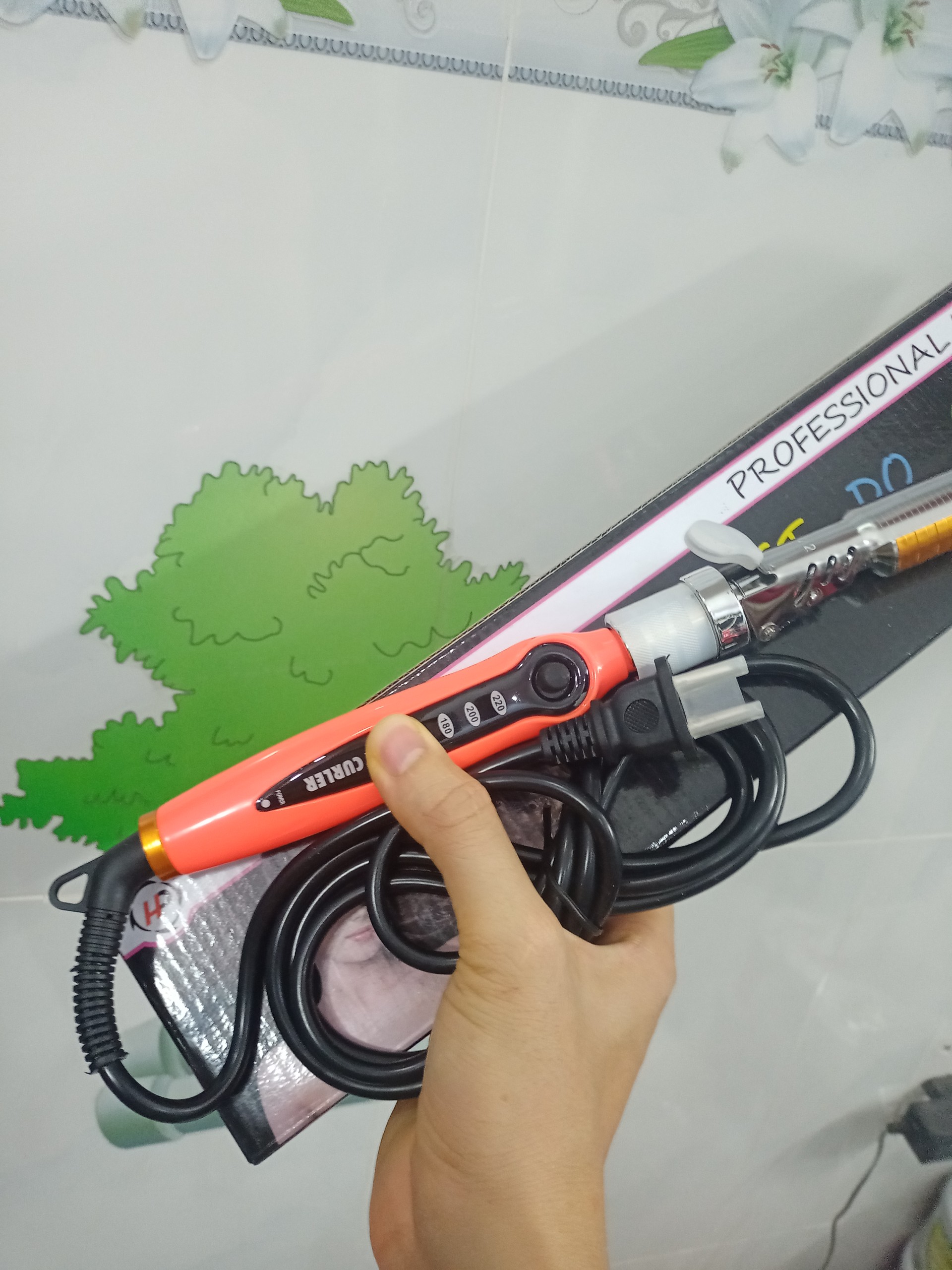 Máy uốn lọn tóc thân màu vàng