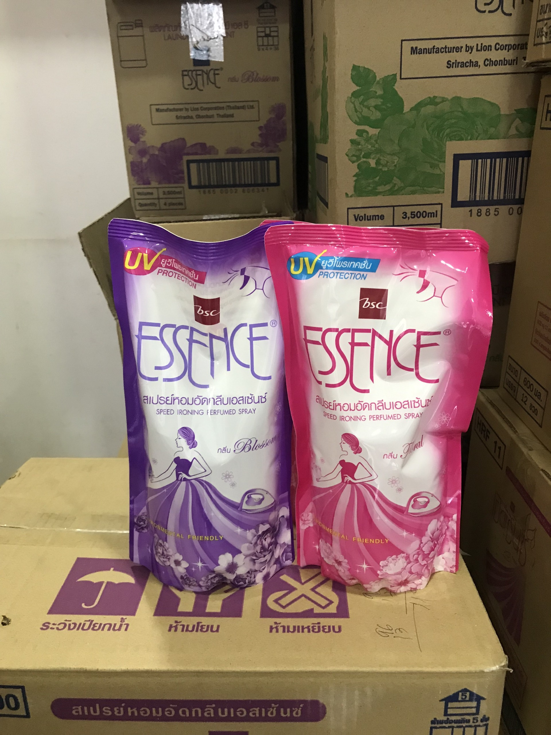 [HCM]Xịt ủi quần áo Essence bịch 500ml Thailand