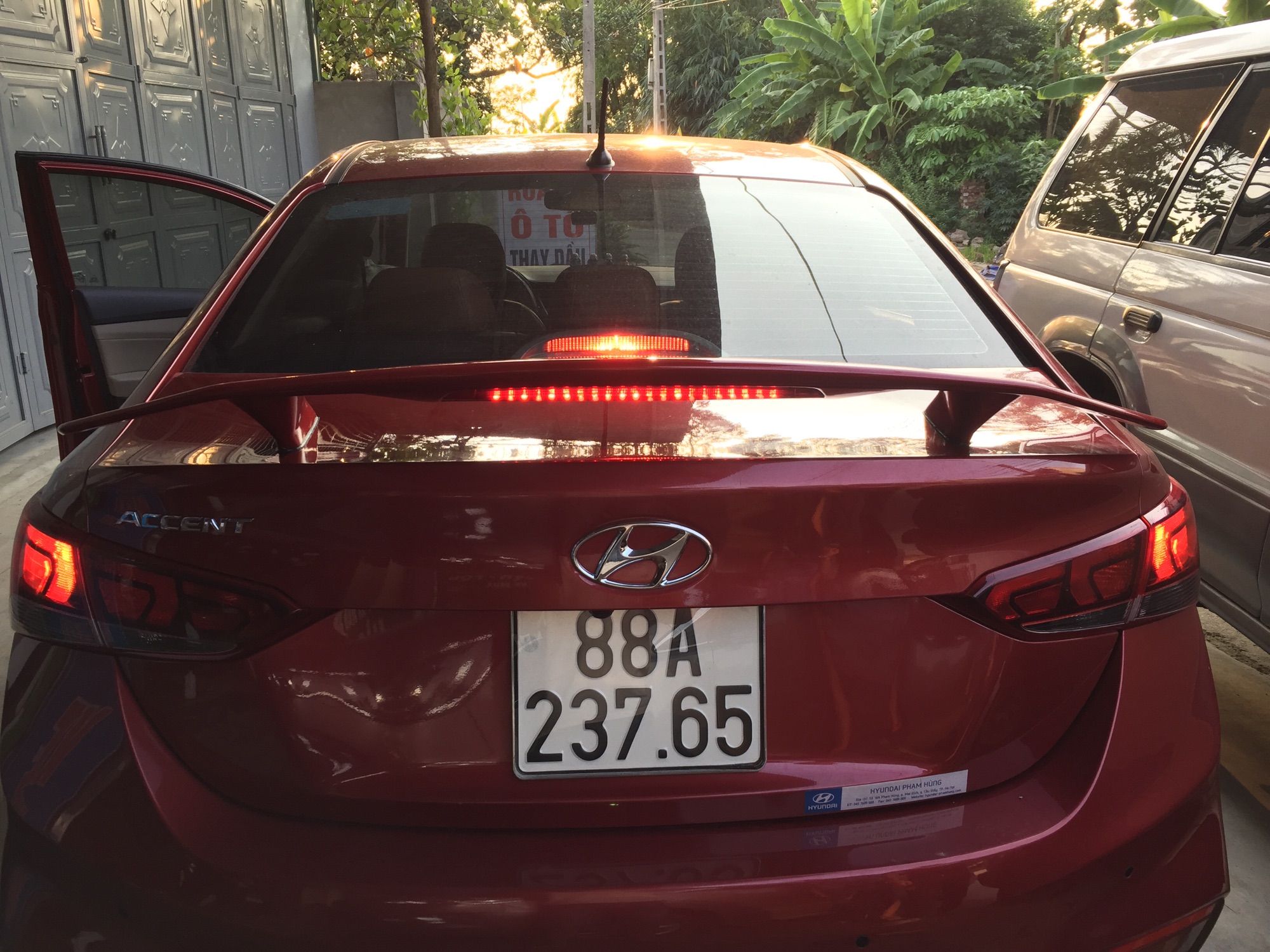 Đuôi gió thể thao sedan.