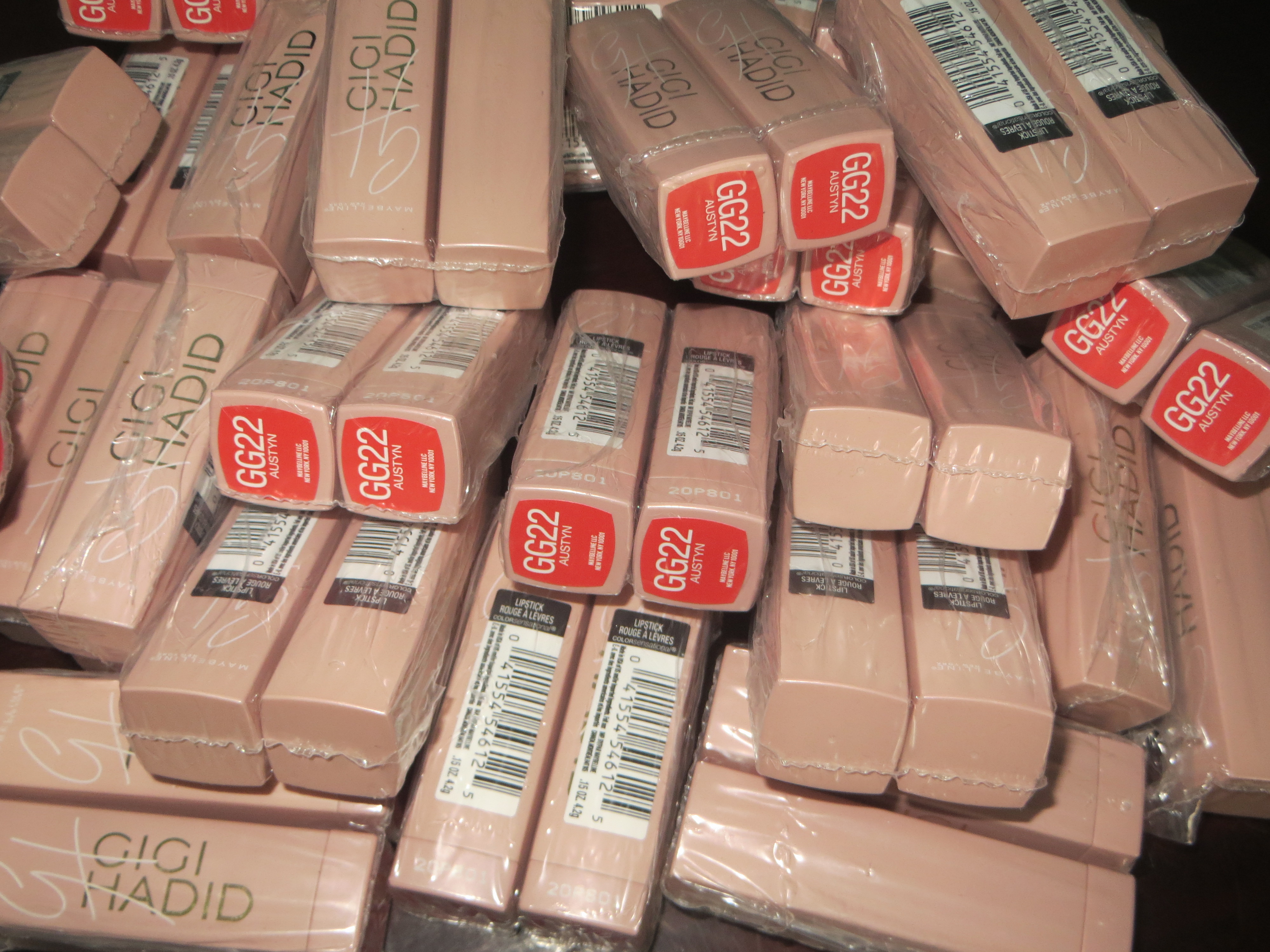 SON LÌ MẦU ĐỎ CAM GIGI HADID MATTE LIPSTICK MAYBELINE
