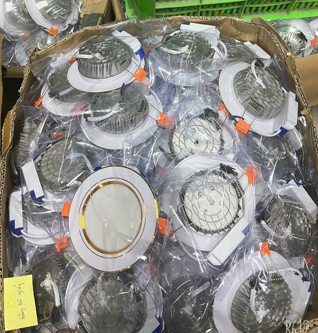 [RẺ VÔ ĐỊCH] Đèn LED âm trần đế đúc 7w, 3 chế độ màu, phi 90 viền vàng