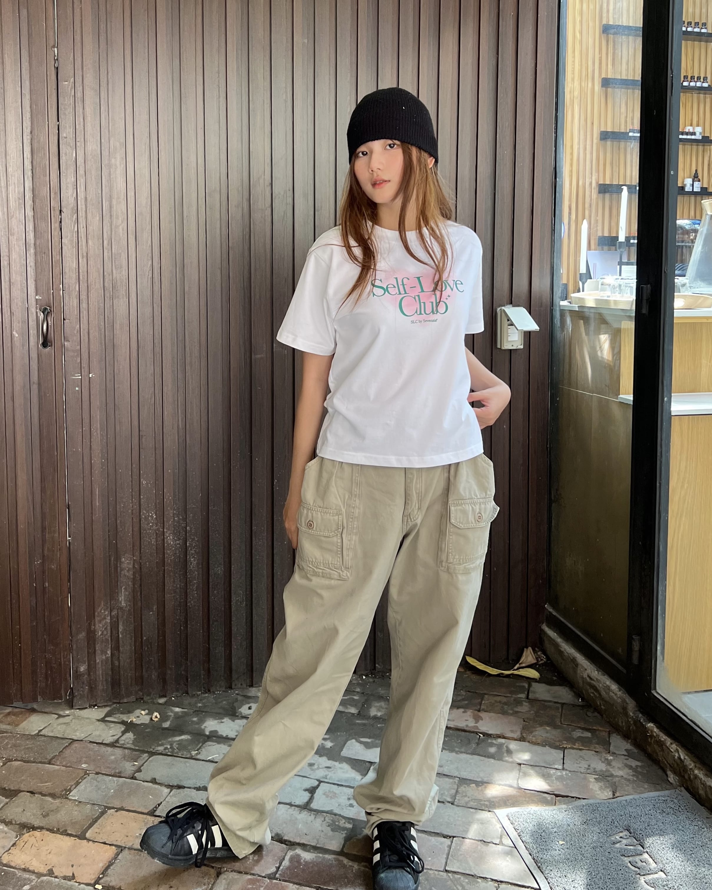 Áo thun form nữ SLC - regular tee "Pink Heart" - Trắng