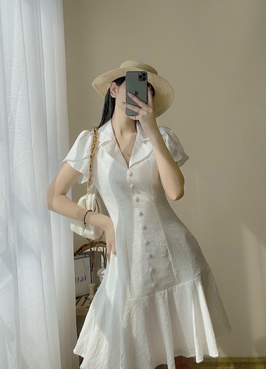 Đầm trắng nút bọc tay sen