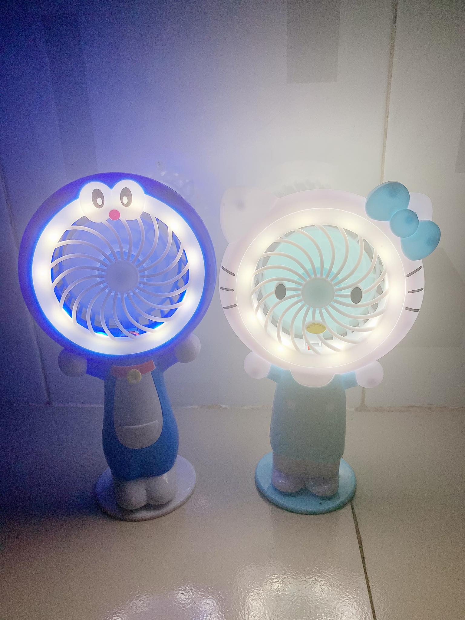 quạt cầm tay doraemon & kitty có đèn led