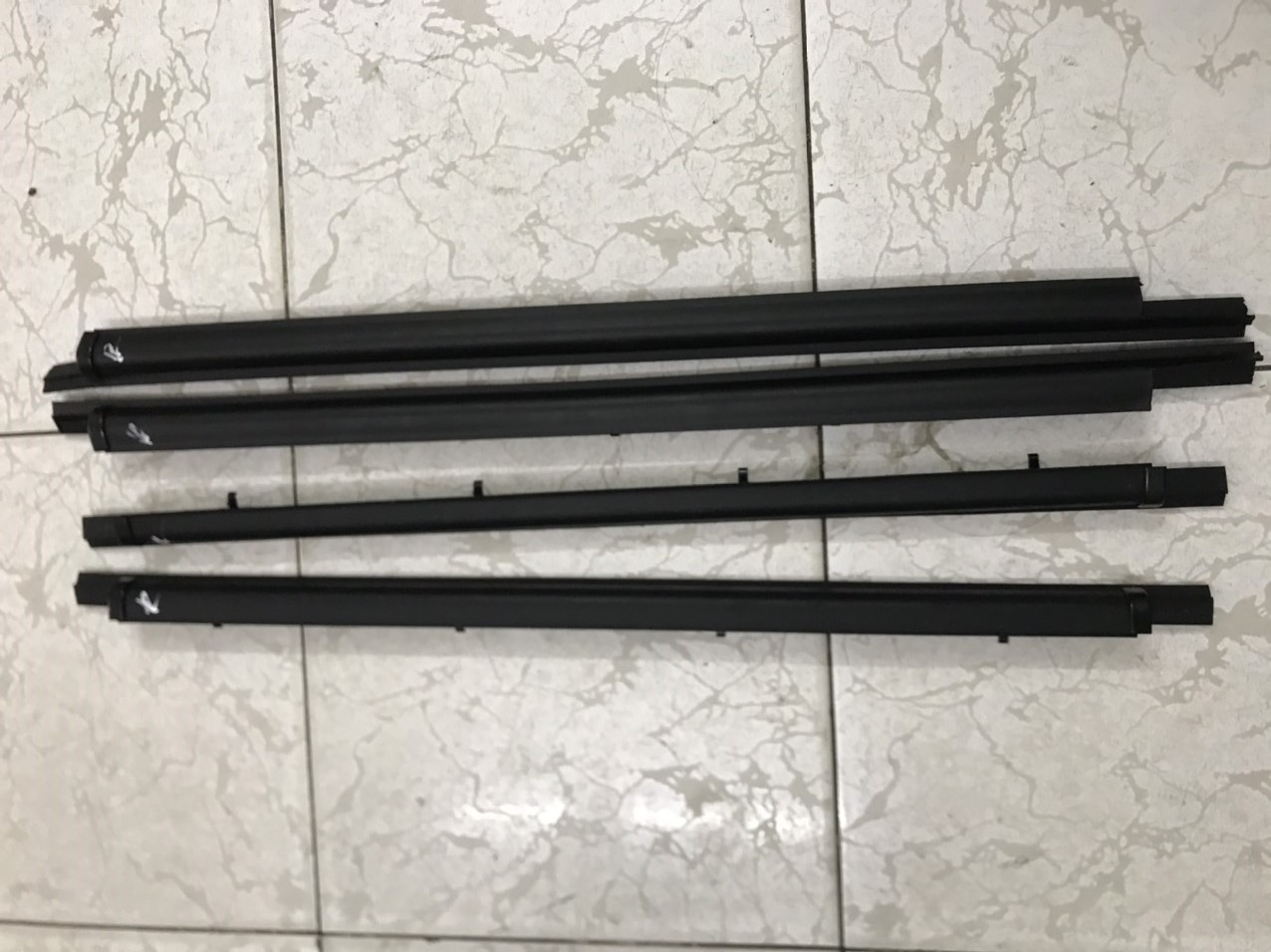 Nẹp chân kính ngoài Suzuki Wagon R+