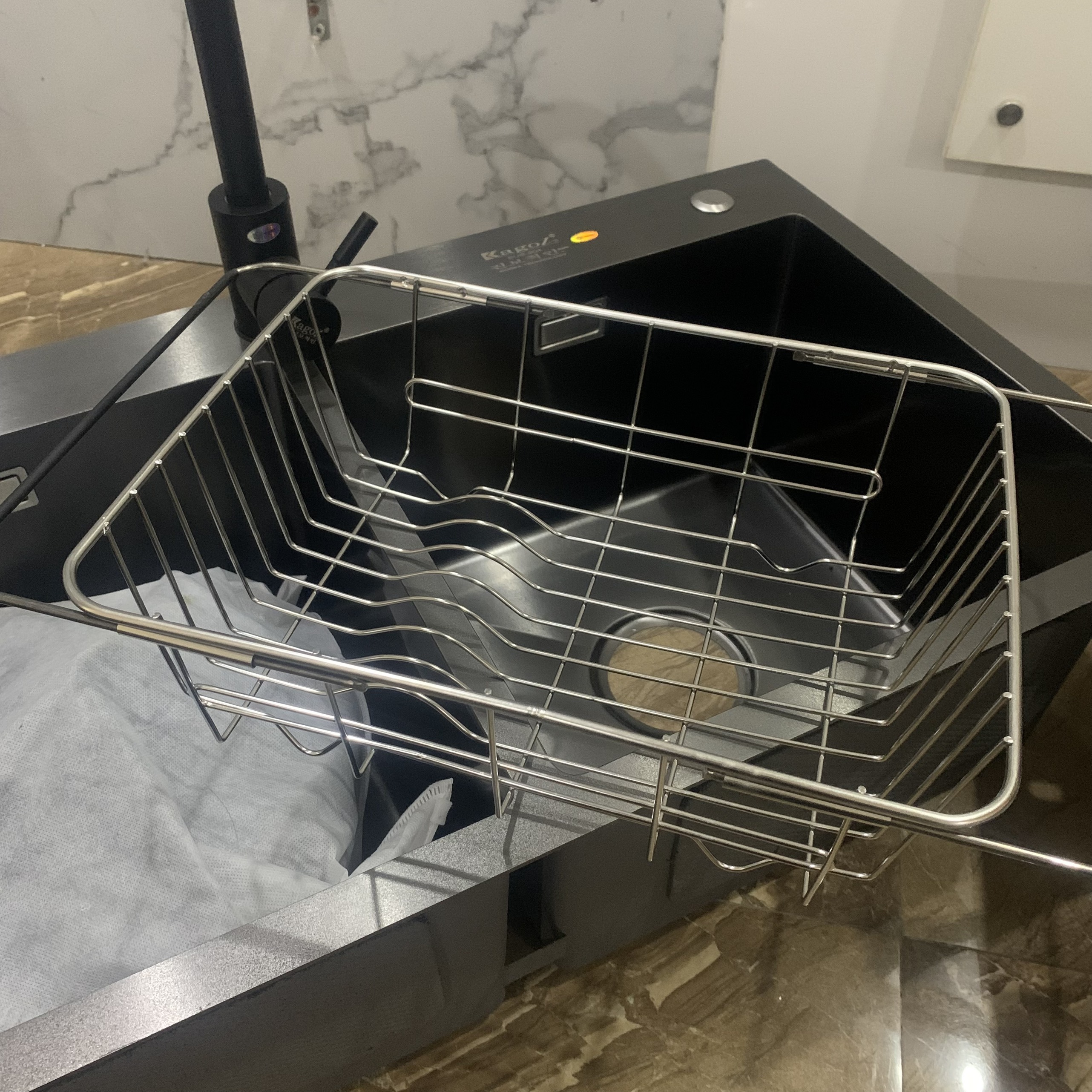 Rổ inox 304 đặt trên chậu rửa bát