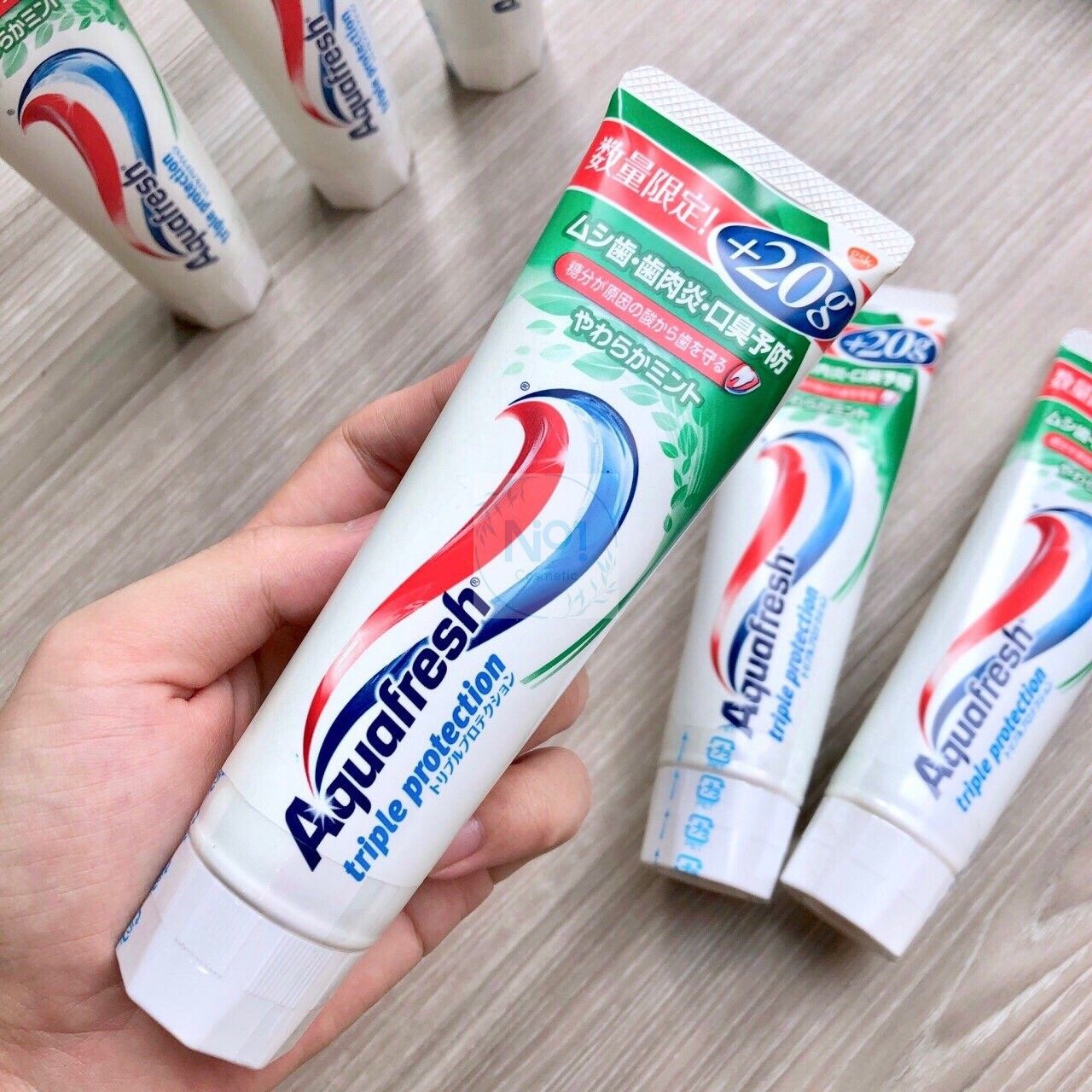 Kem đánh răng Aquafresh Nhật Bản 140g