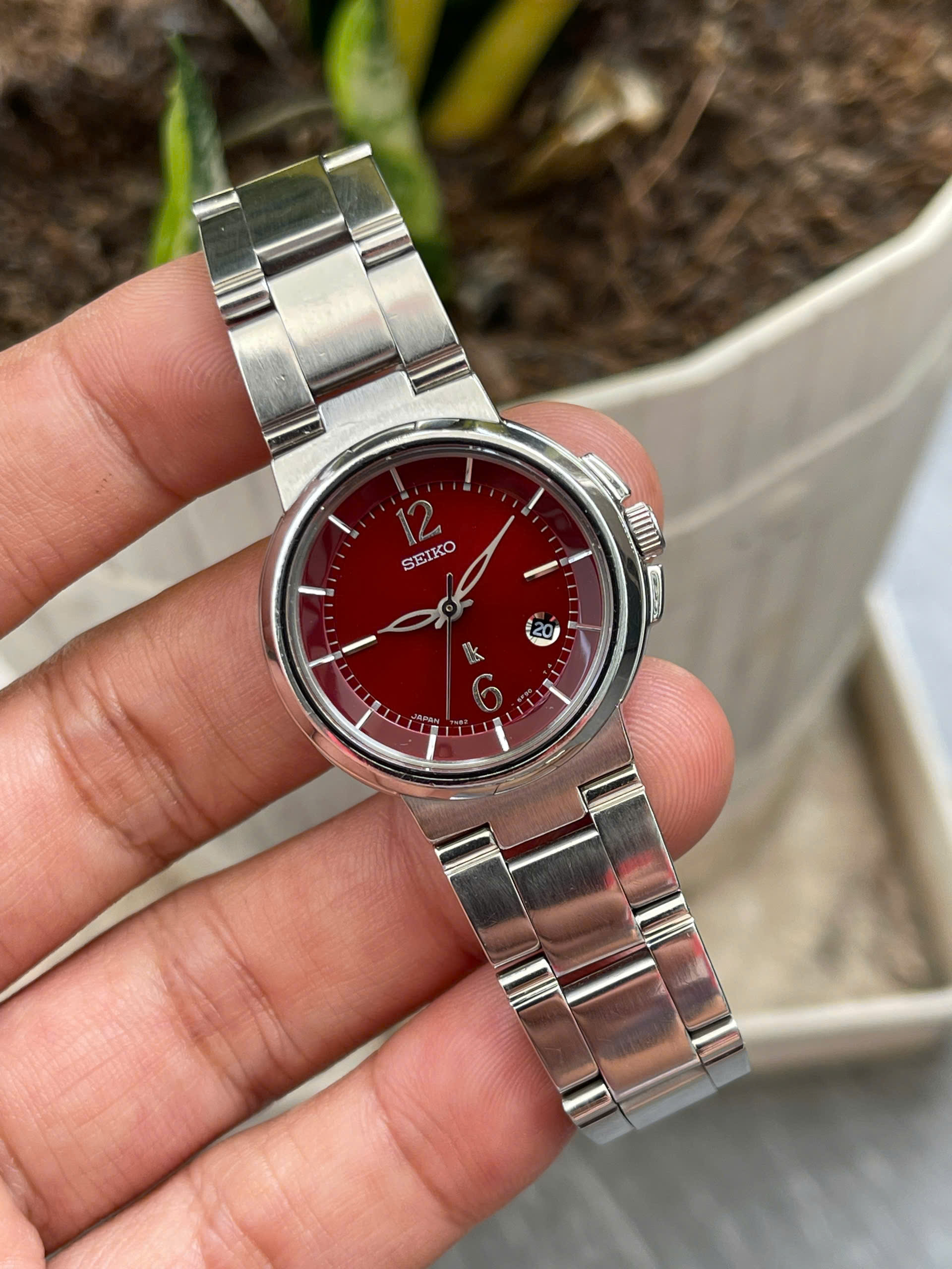Đồng hồ nữ Seiko LK mặt hồng nhạt kính saphia chạy pin hàng Si