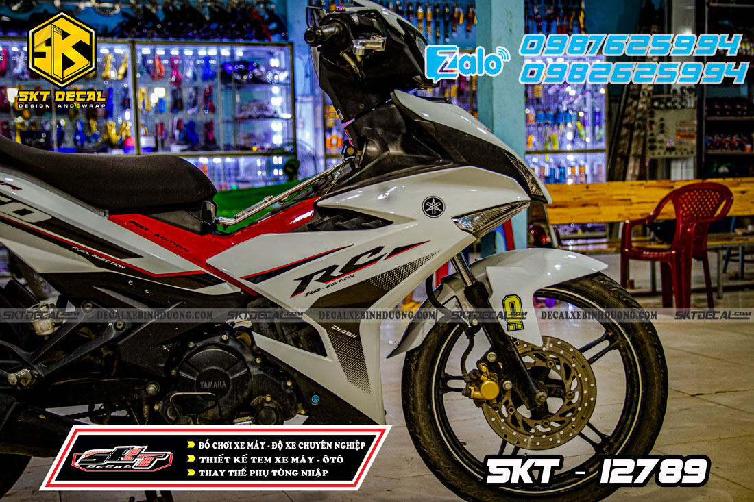 tem trùm xe exciter 150 trắng đen rc