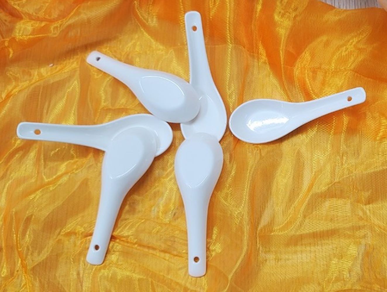 BỘ TÔ, CHÉN, DĨA GỐM SỨ TRẮNG 4D CAO CẤP (GỒM 3 TÔ BẦU, 4 DĨA , 6 CHÉN CƠM, 6 CHÉN NHỎ, 6 MUỖNG, 6 ĐÔI ĐŨA)