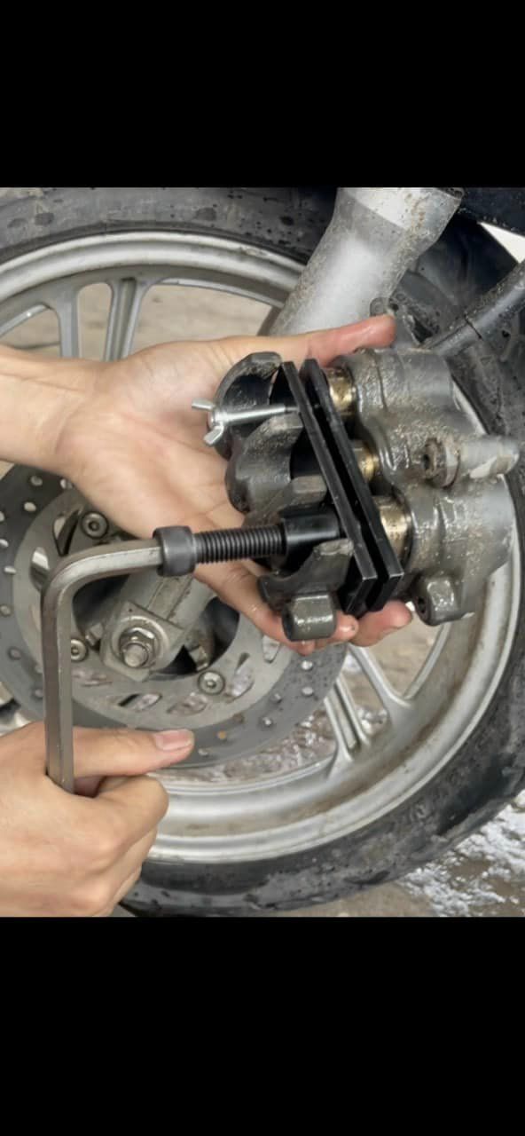 Vam thay má phanh chuyên dụng ép piston thắng đĩa