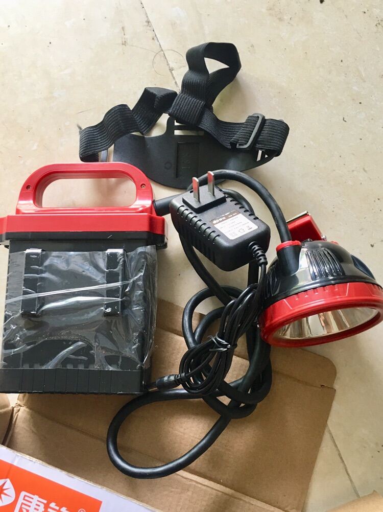 Đèn pin siêu sáng chống nước KM205.