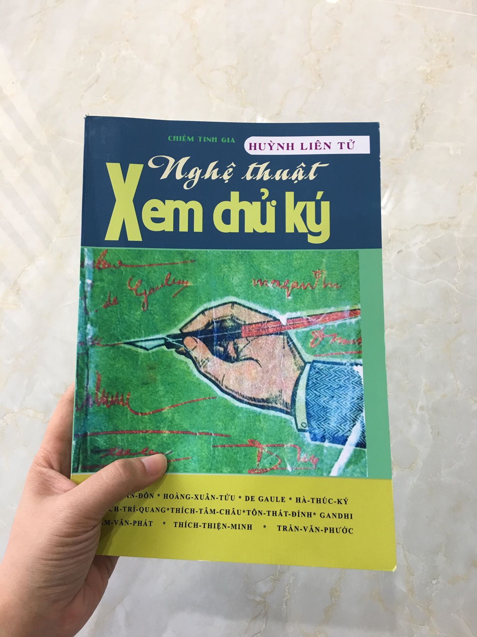 Sách nghệ thuật xem chữ ký