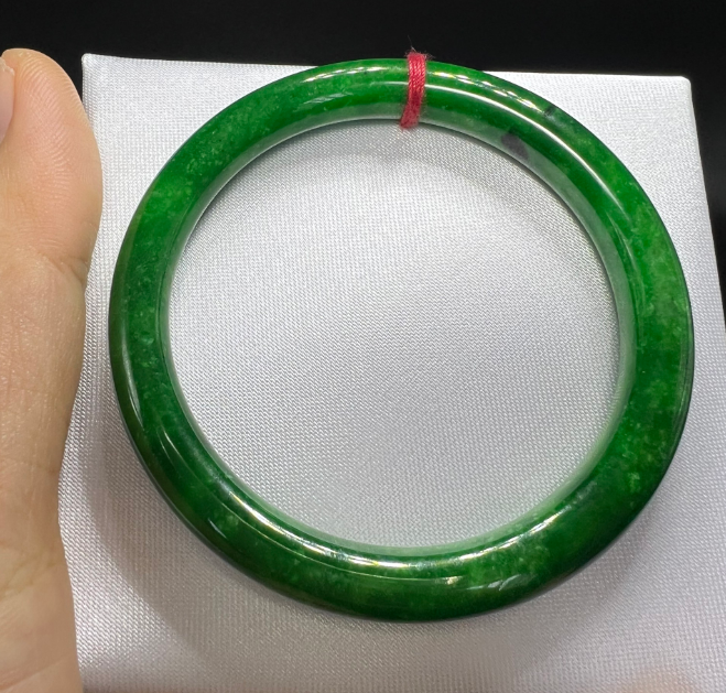 Vòng cẩm thạch xanh bản tròn tặng người thân yêu hàng bao đẹp đủ side.