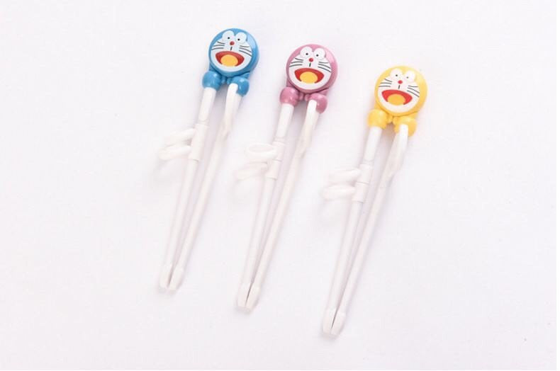 Đũa tập ăn xỏ ngón Đôremon cho bé tập gắp