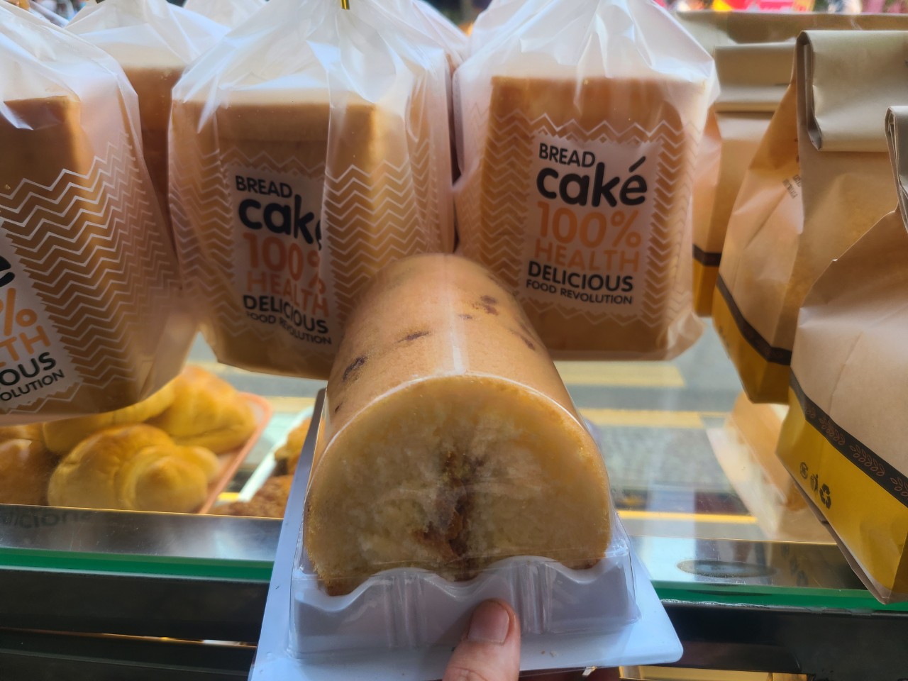 Bánh bông lan cuộn chà bông sốt bơ