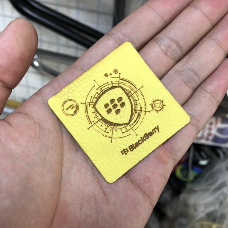 Dán da hình vuông khắc logo blackberry