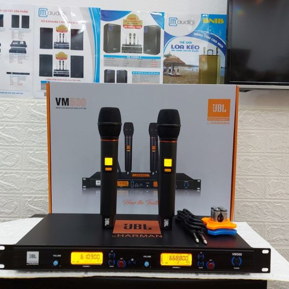 Micro Không Dây Karaoke J-B-L VM500 Bộ Đầu Thu 2 Micro Không Dây J-B-L VM500, Hát Nhẹ Chống Hú, Tiếng Trong Ấm, Được Trang Bị Tính Năng Cảm Biến Tự Ngắt , Sóng Khỏe, Sử Dụng Tốt, Bảo Hành 1 Năm.