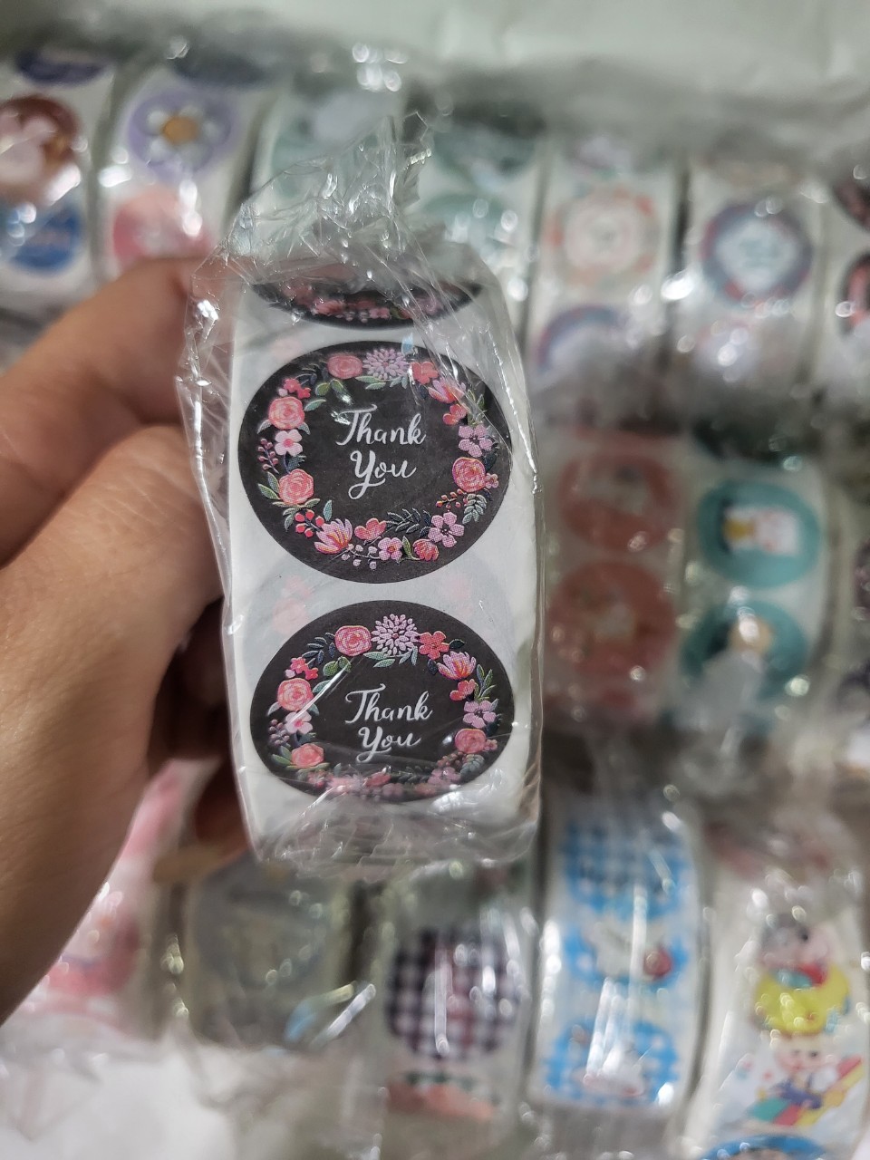 Cuộn sticker 500 tem (giao ngẫu nhiên)