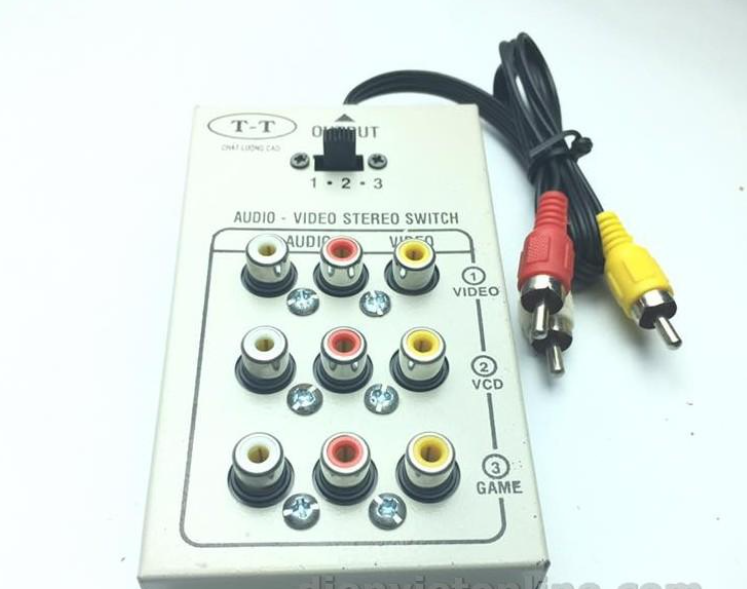 Good Quality 3-Way Av Splitter (9 Holes) with Gold-Painted Iron Box