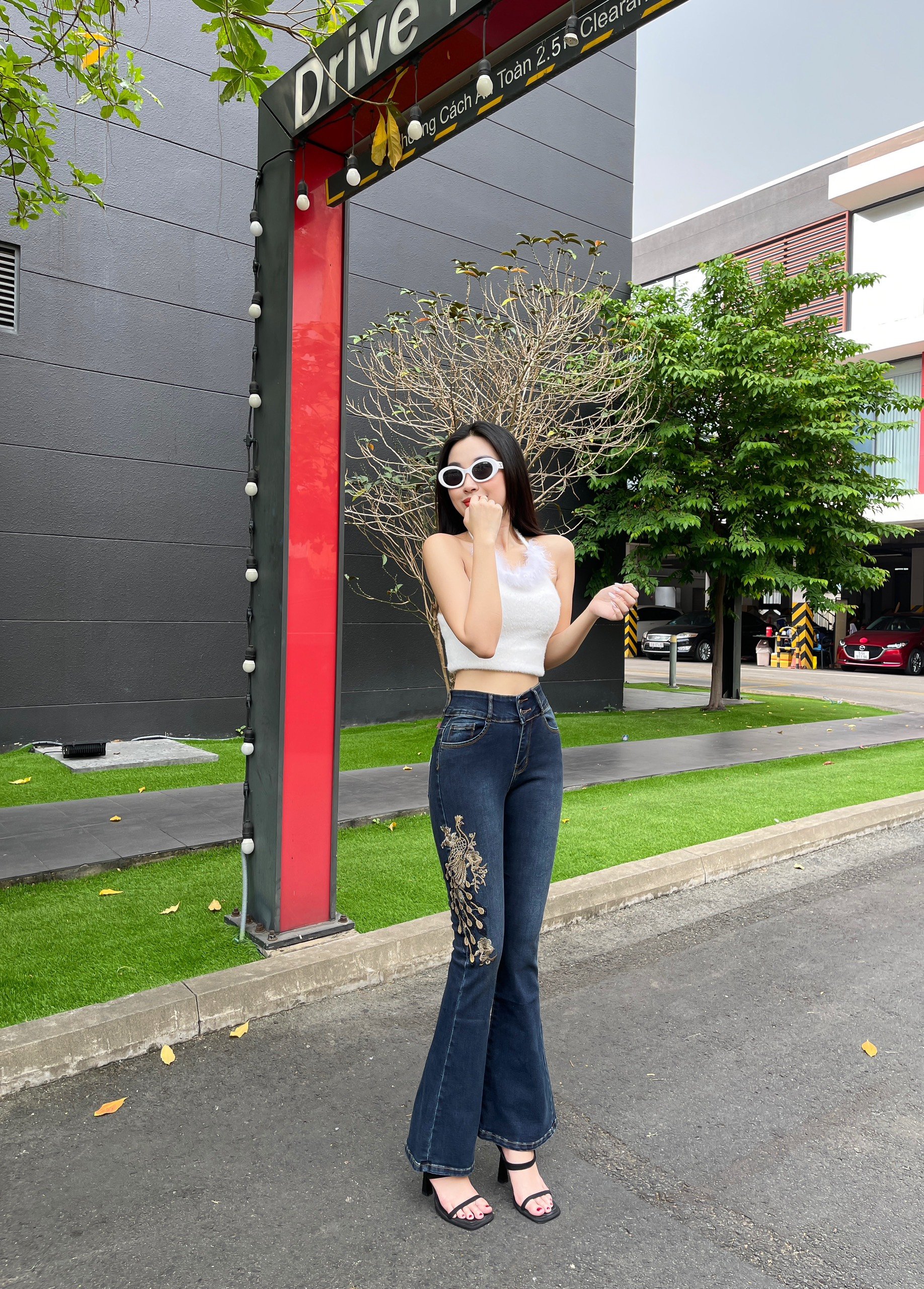 Quần Jeans Nữ Ống Loe Dài Thêu Tôn Dáng