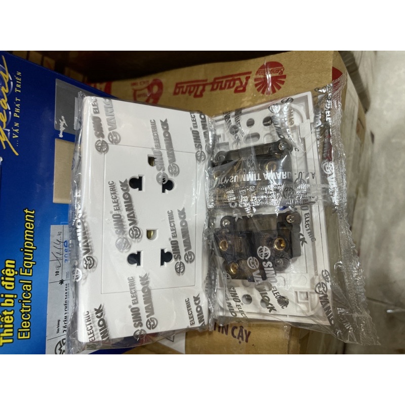 Ổ cắm đôi 3 chấu S18UE2 - SINO - VANLOCK