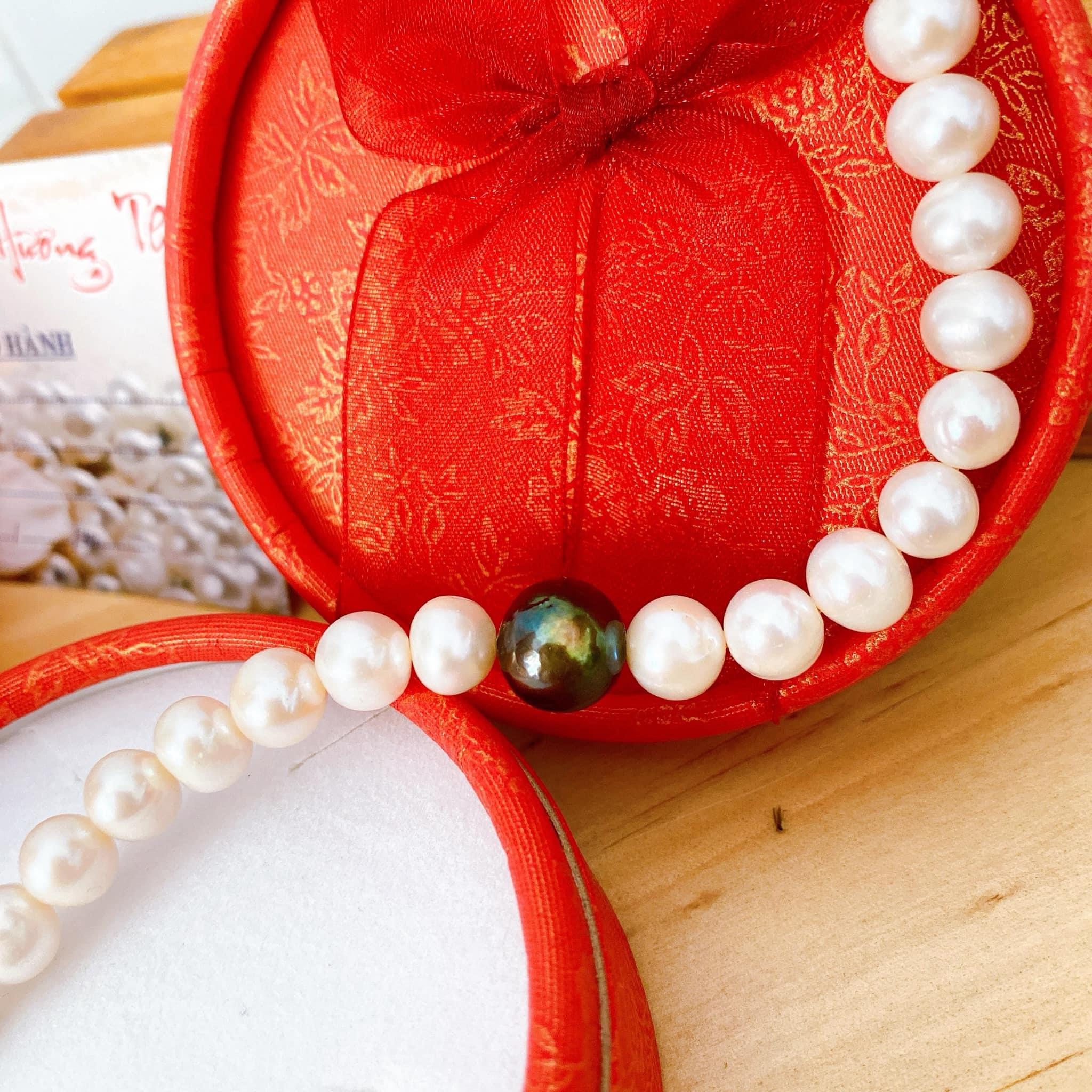 Vòng Tay Chuỗi Hạt Ngọc Trai Nước Ngọt Đan Phối Viên Xanh Đen Hương Thu Pearl VT878- Trắng