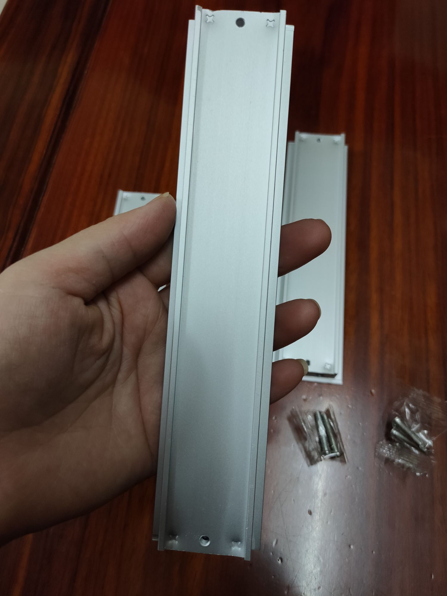 Tay nắm âm,tay co âm