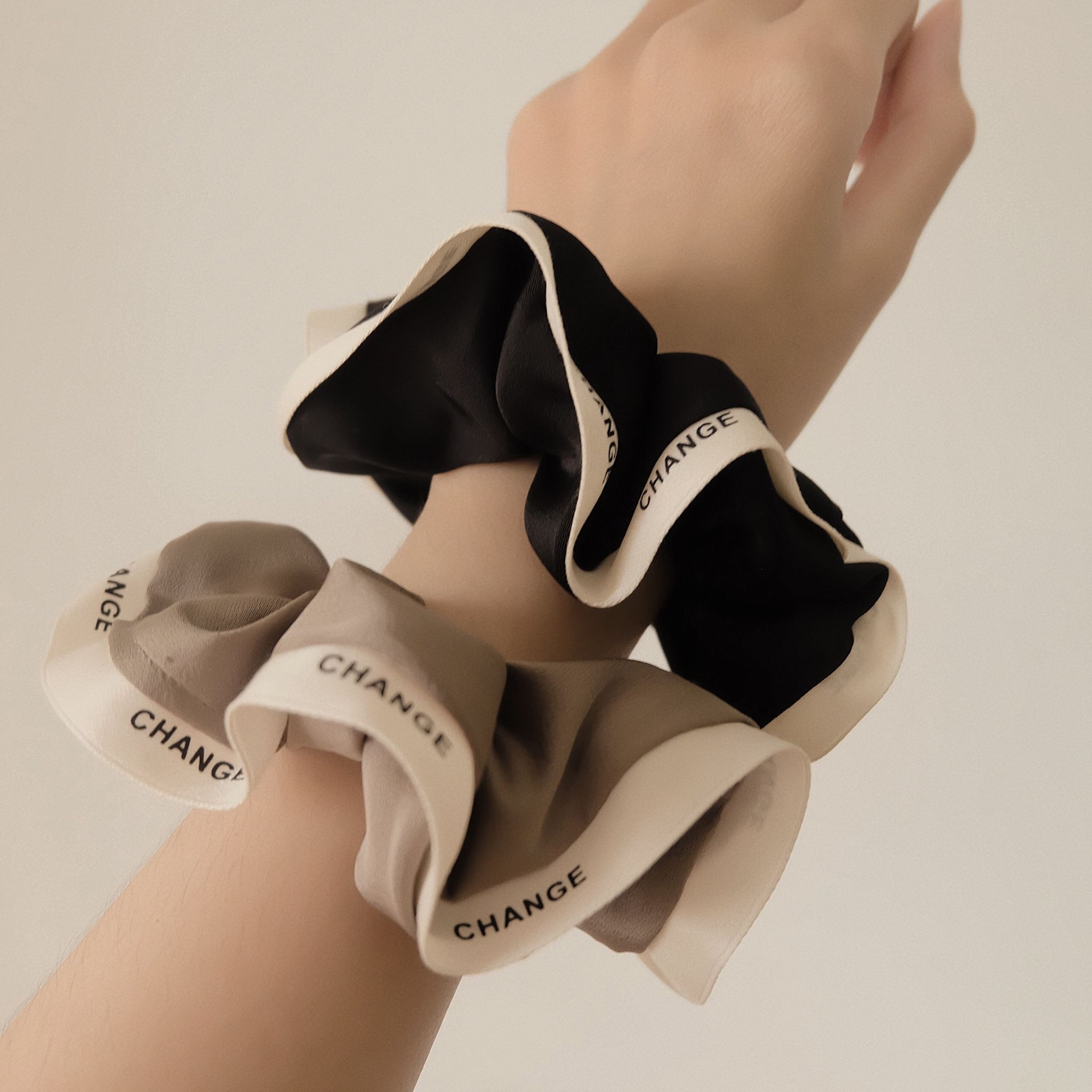 Cột Tóc Scrunchies Có Viền Sang Trọng Chữ Change Để Búi Tóc