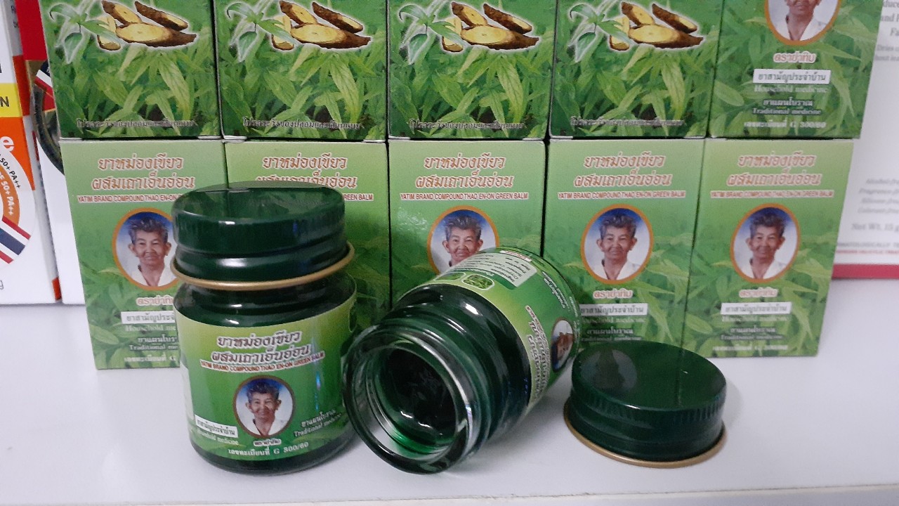Dầu Cù Là Thảo Dược Xanh Hiệu Bà Già Thái Lan (15g)