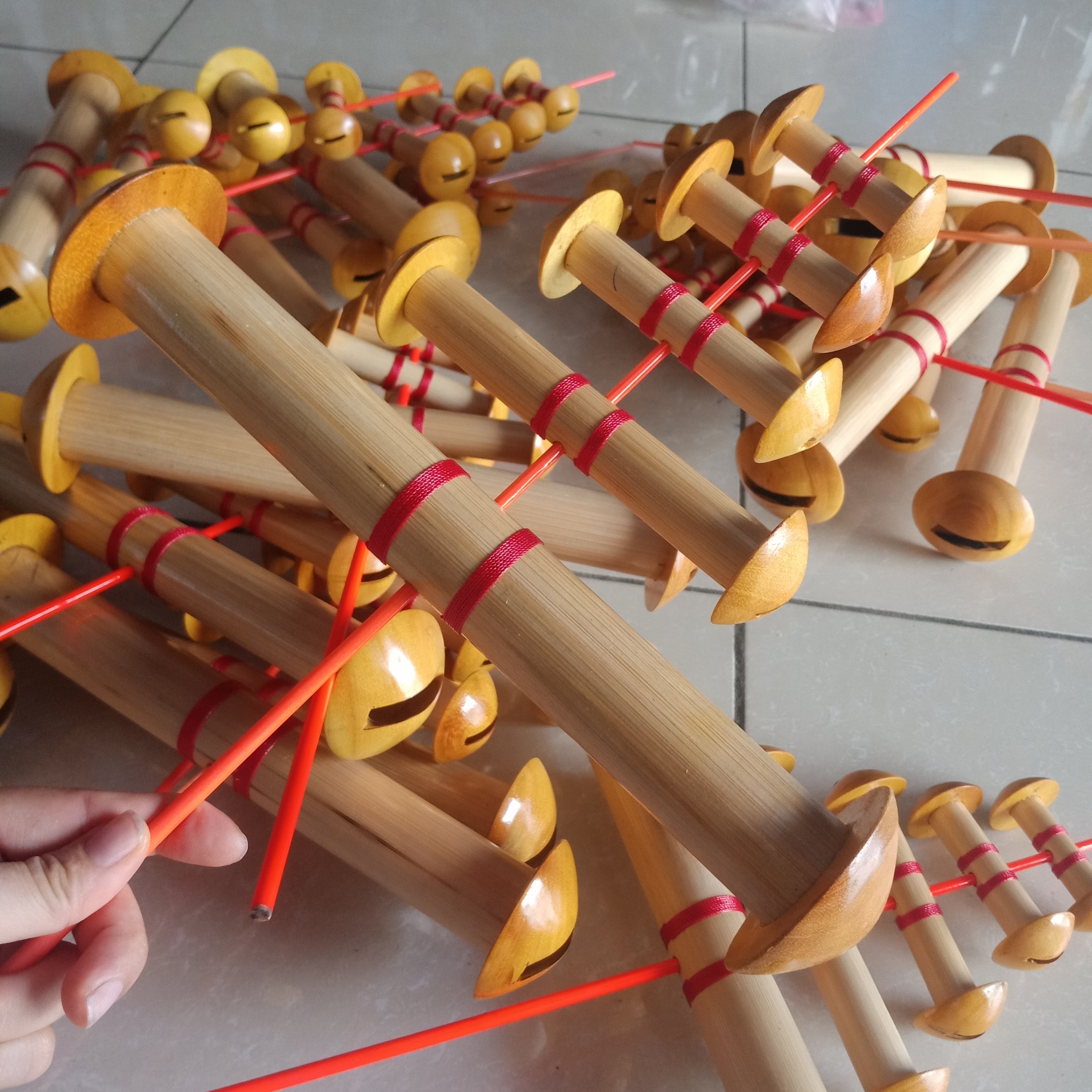 COMBO Diều cacbon 2m + SÁO + DÂY, khung nan tím vip (giao mẫu ngẫu nhiên)
